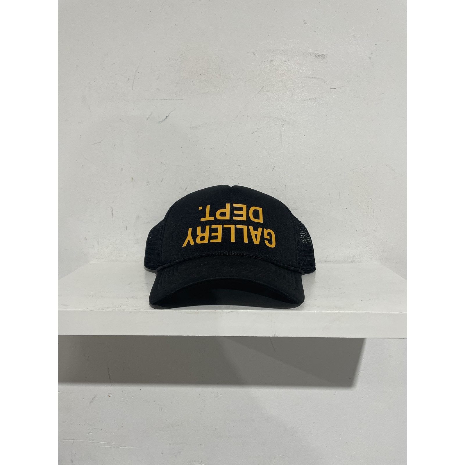 Gallery Dept. GALLERY DEPT. BLACK LOGO MESH TRUCKER CAP PREOWNED Size ONE SIZE - 1 Thumbnail