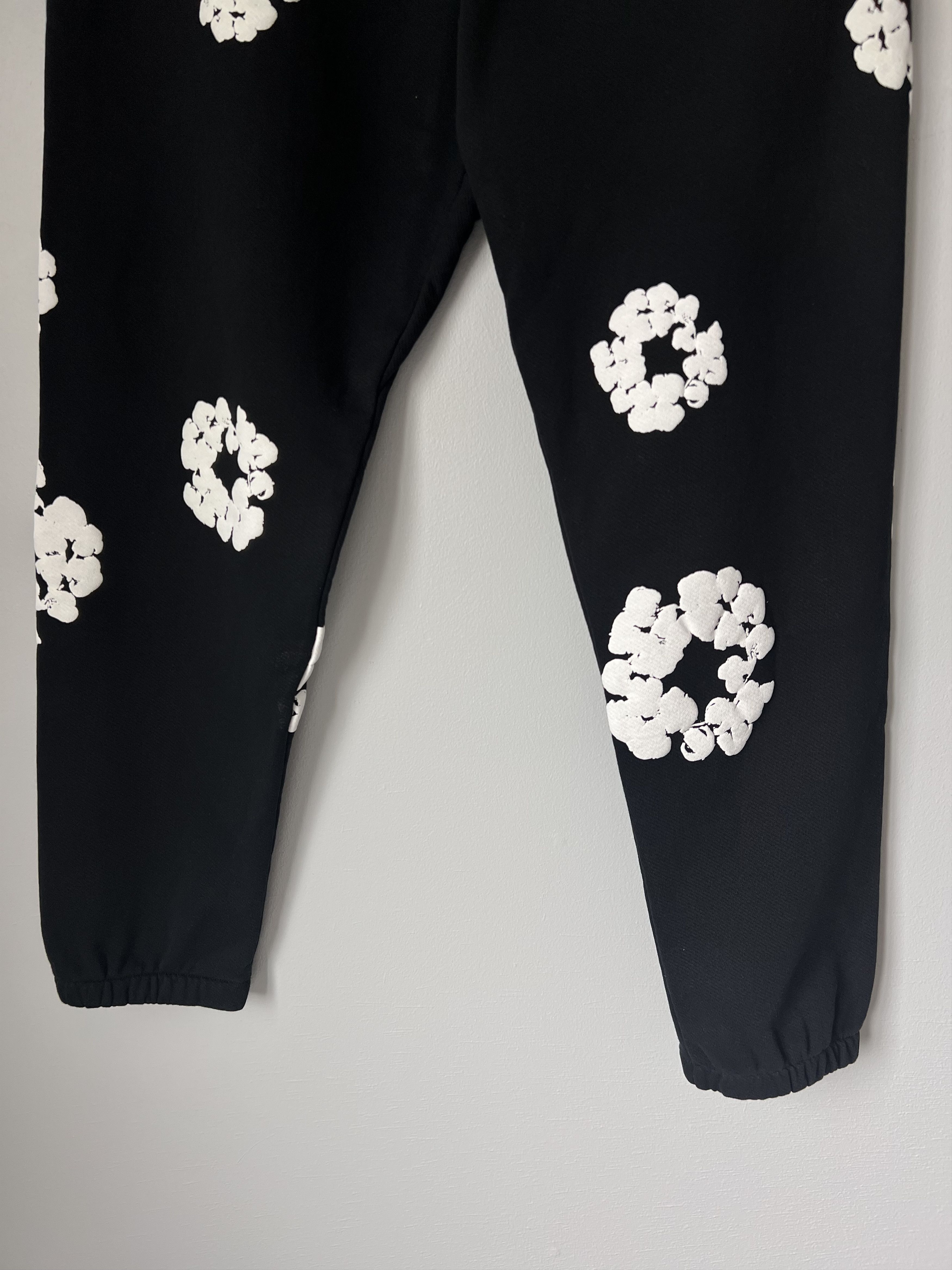 DENIM TEARS Denim Tears Cotton Wreath Sweatpants in Black Size US 34 / EU 50 - 3 Thumbnail