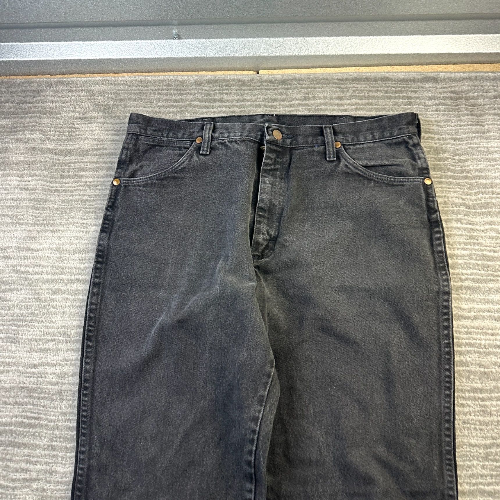 Wrangler VINTAGE Wrangler Jeans Mens 34x30 Black Denim Pants USA Made Jeans 90s Mens Regular 34 30 Black Cotton Denim 5-Pocket Design Button Zip Size US 34 / EU 50 - 3 Thumbnail