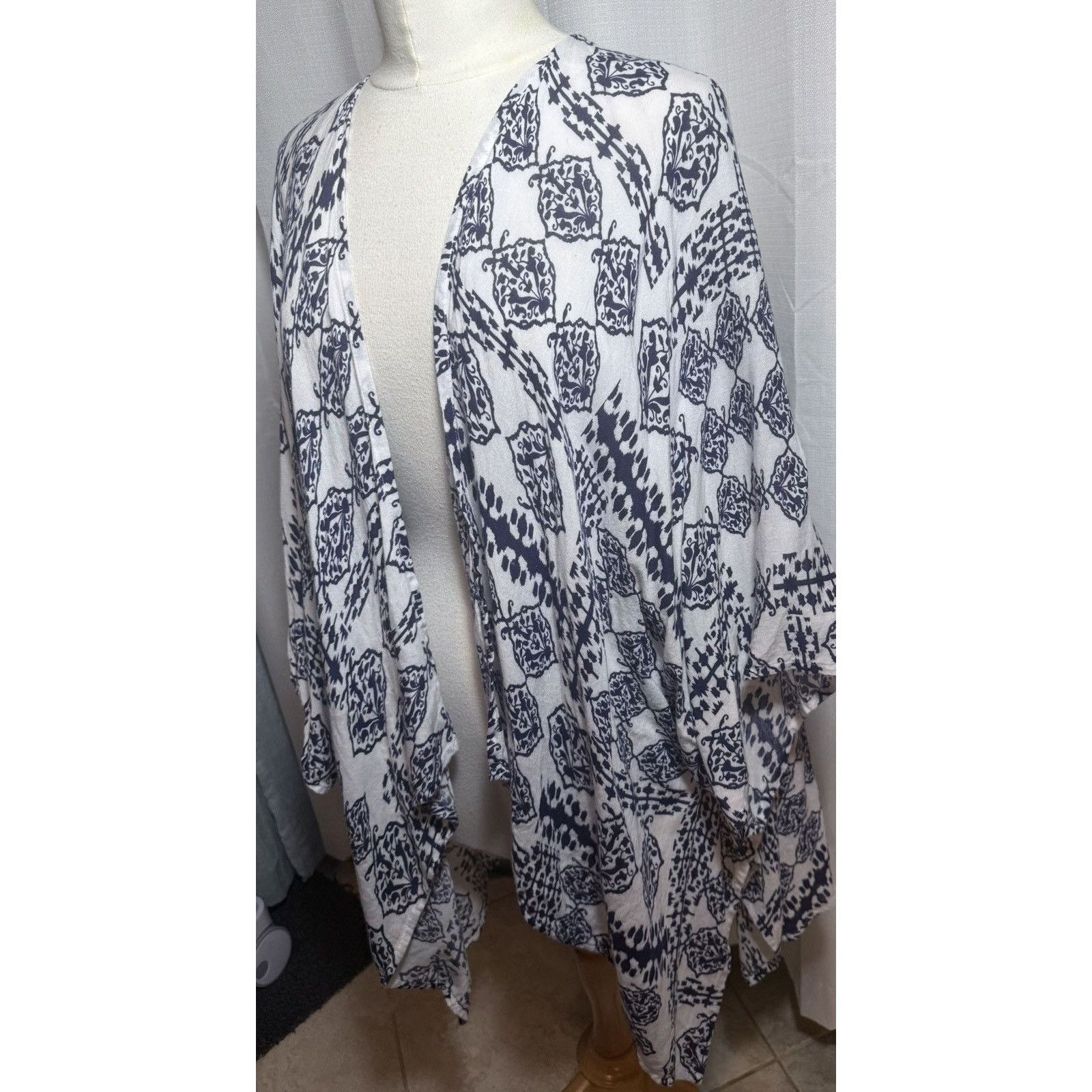 ELAN White kimono jacket with lace panel and navy pattern Size ONE SIZE - 2 Thumbnail
