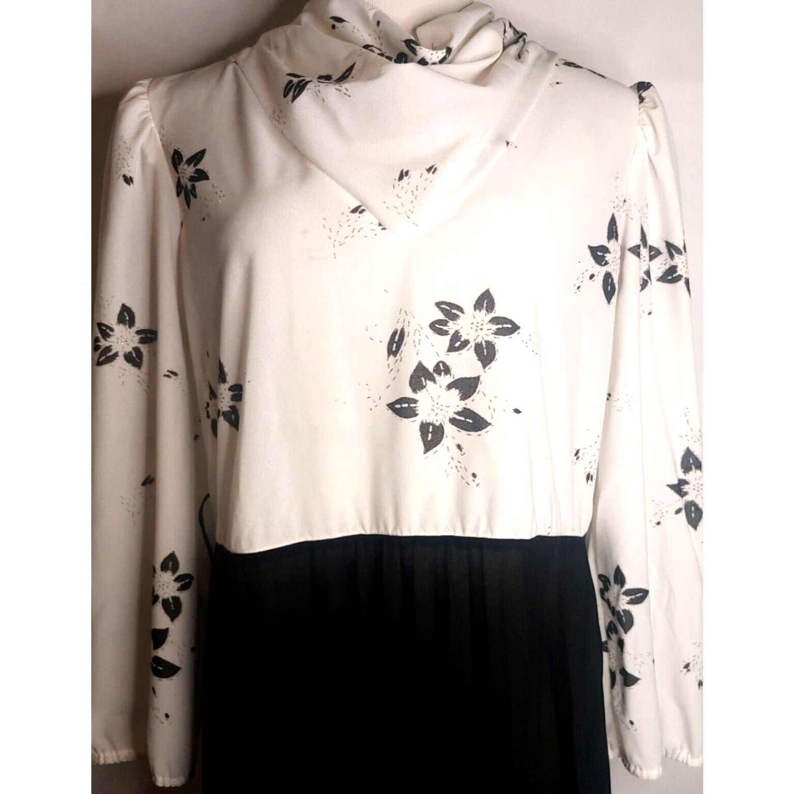 Vintage VINTAGE Cathy Sue Dress Large Floral Long Sleeve Knee Length 1970s Pleated Zip Back Zipper Sheer Stretch Polyester Women Size L / US 10 / IT 46 - 2 Thumbnail