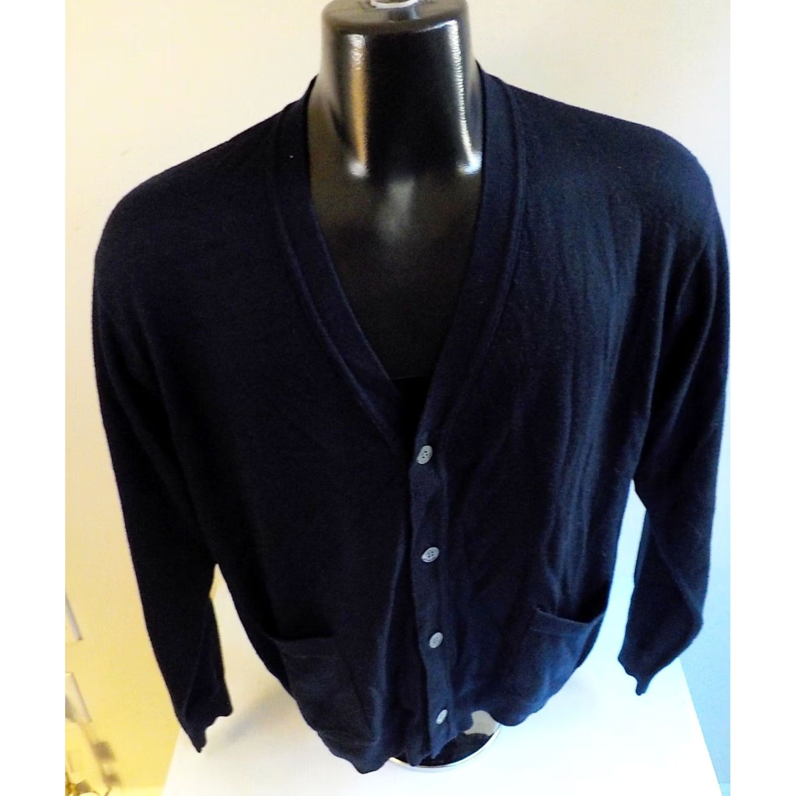 Jos. A. Bank JOS. A. BANK Button Front LS Cardigan Sweater Navy Blue Merino Wool SZ SMALL Mens Cardigan Size US S / EU 44-46 / 1 - 2 Thumbnail