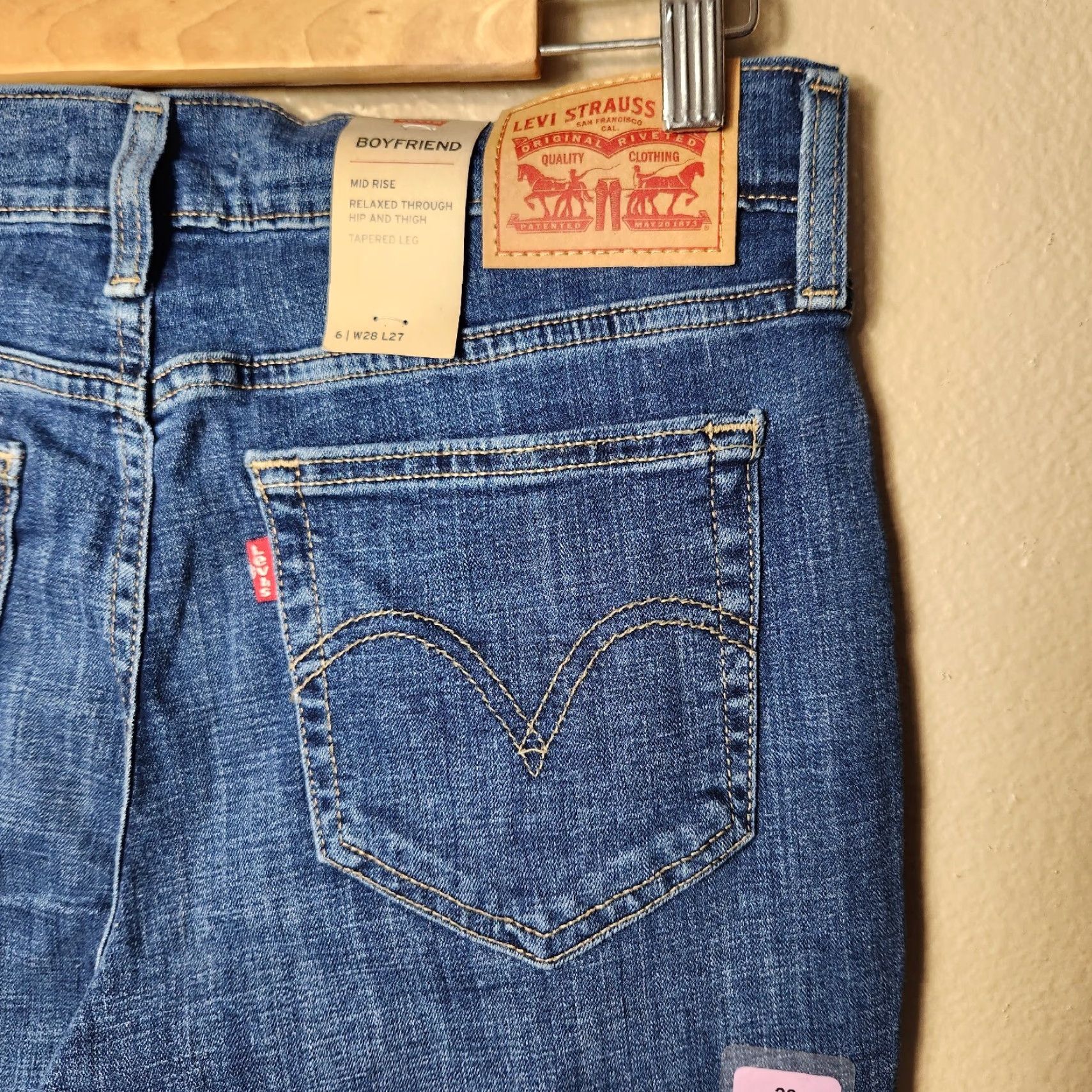 Levi's VINTAGE Levis Womens Boyfriend Hypersoft Lightly Distressed Cuffed Jeans Sz 28x27 NWT Size 28" / US 6 / IT 42 - 7 Thumbnail
