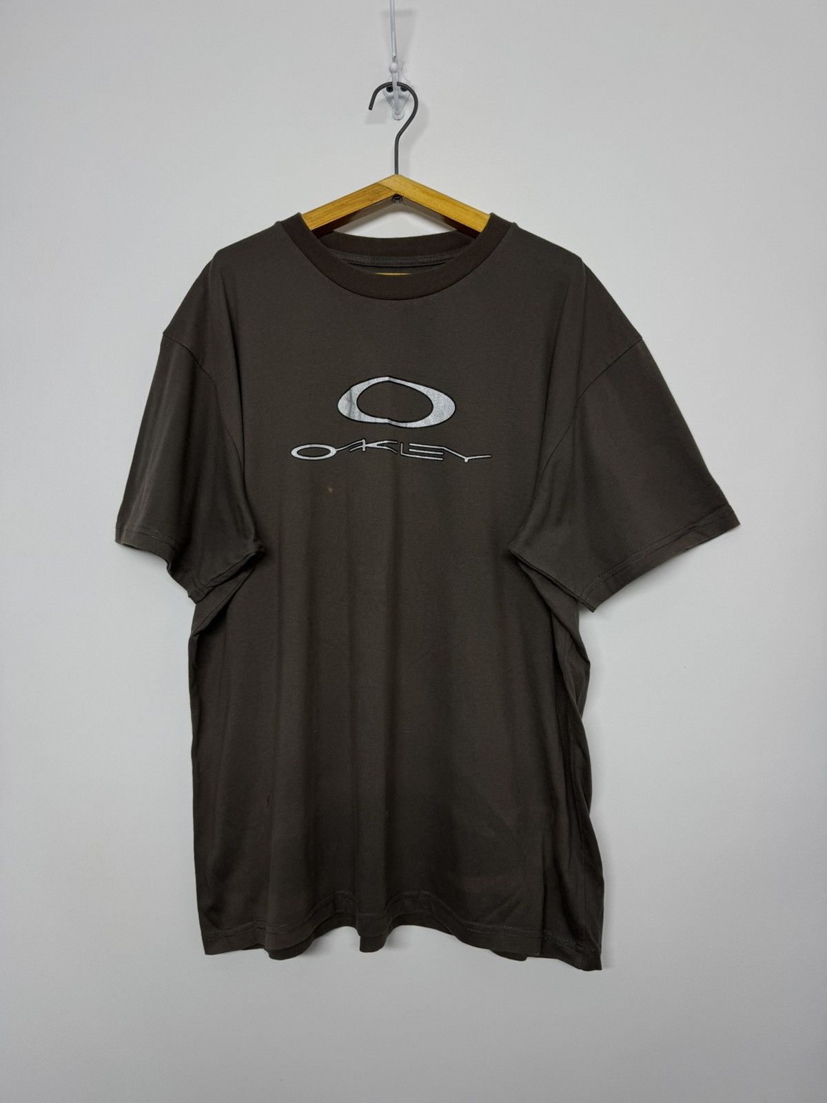 Oakley Vintage OAKLEY Center Logo T Shirt Hype Rare Gorpcore Size US L / EU 52-54 / 3 - 5 Thumbnail