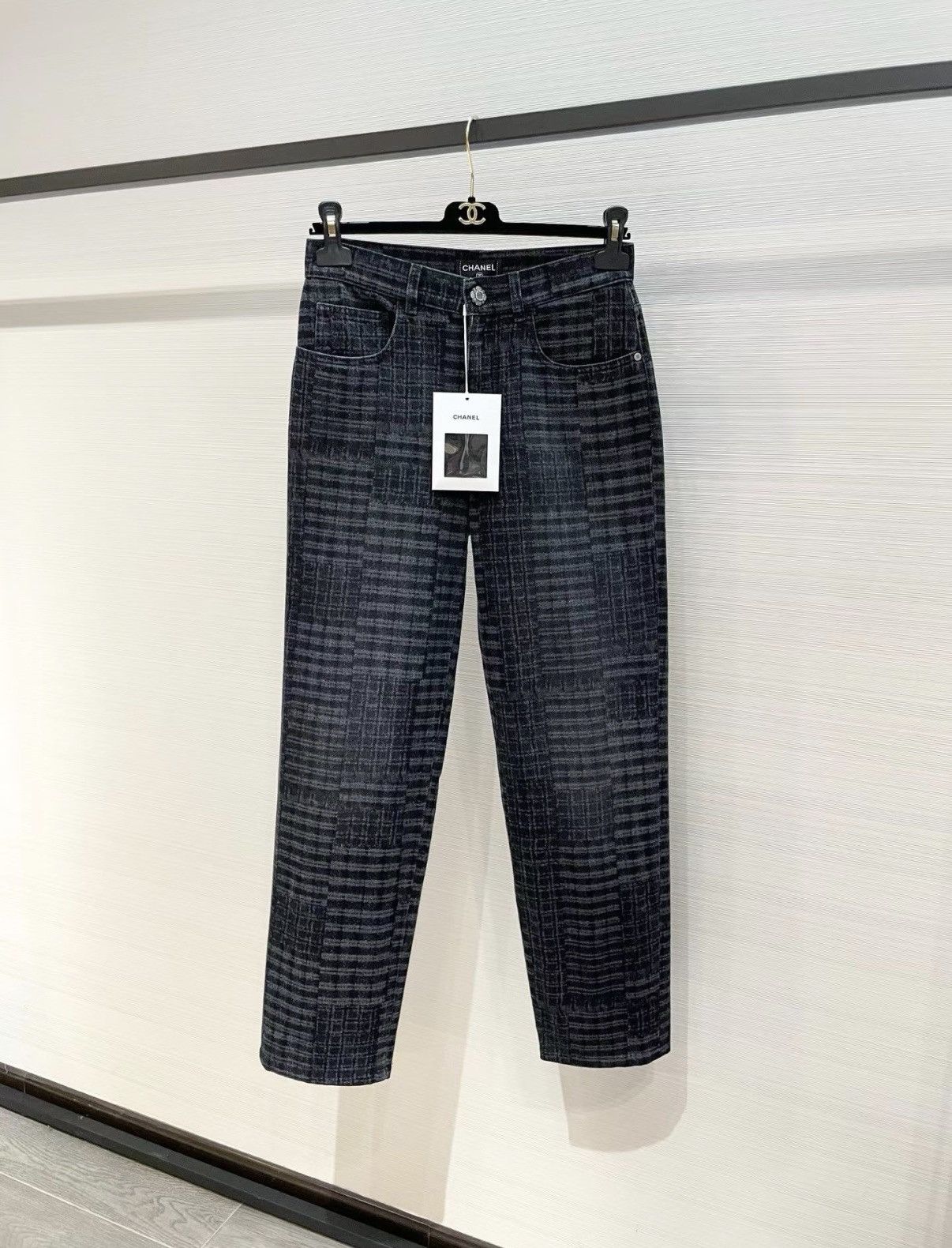 Chanel Chanel 24A Trendy Black & Gray Plaid Jeans J33 Size 25" / US 0 / IT 36 - 1 Thumbnail