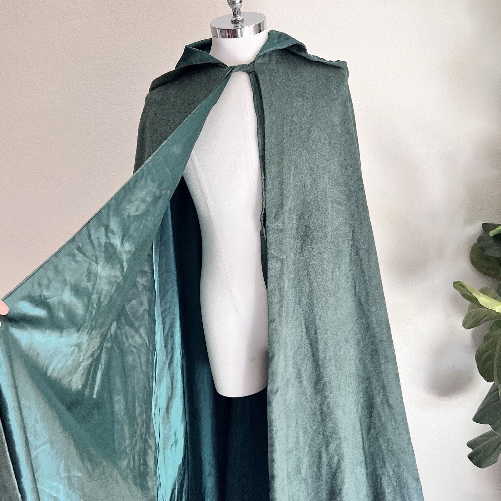 Other NWT Von Lancelot Velvet Hooded Cloak Renaissance Cosplay Size US L / EU 52-54 / 3 - 3 Thumbnail