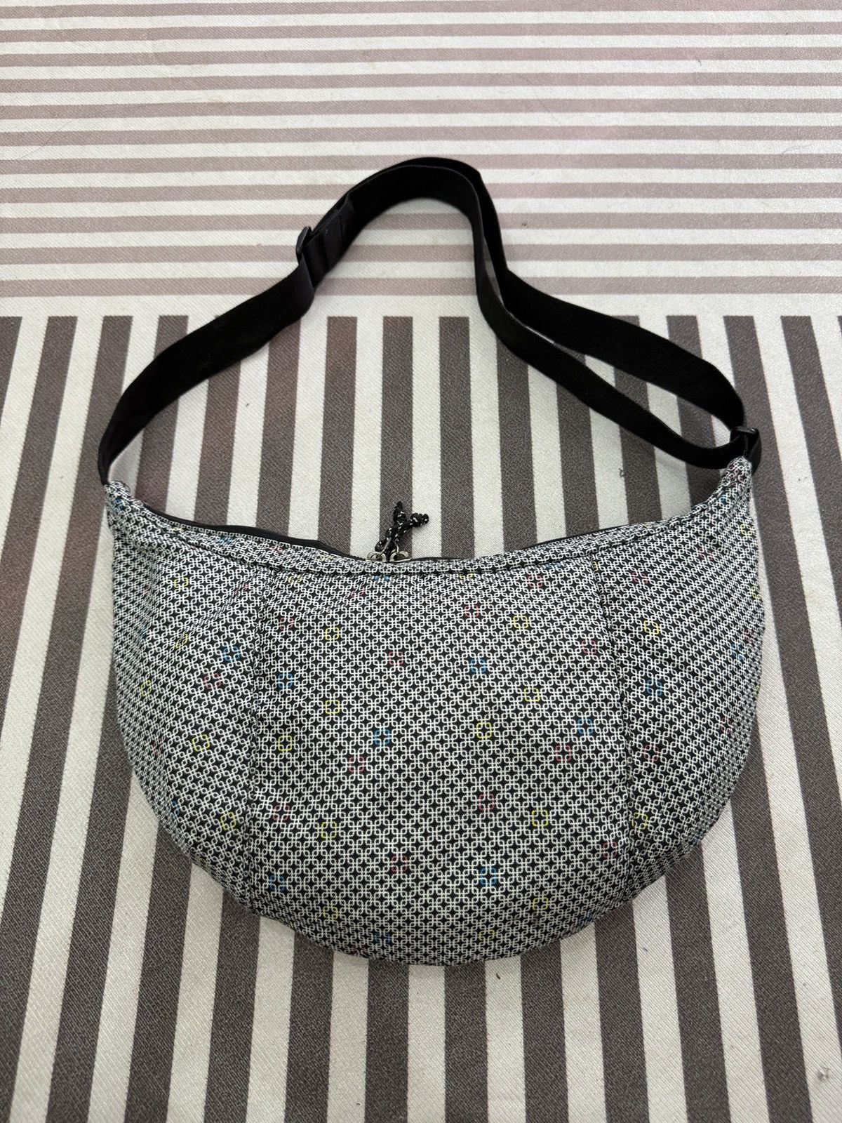 Columbia 🔥🔥🔥ARCHIVE COLUMBIA SLING BAG Size ONE SIZE - 5 Thumbnail