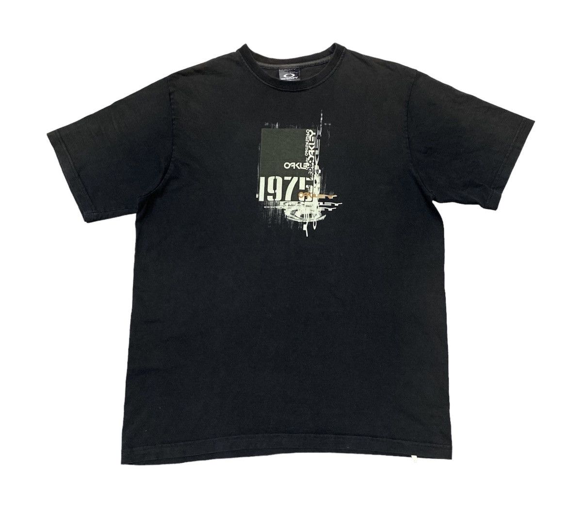 Oakley Vintage Oakley 1975 Center Print Streetwear T Shirt Size US XL / EU 56 / 4 - 1 Thumbnail
