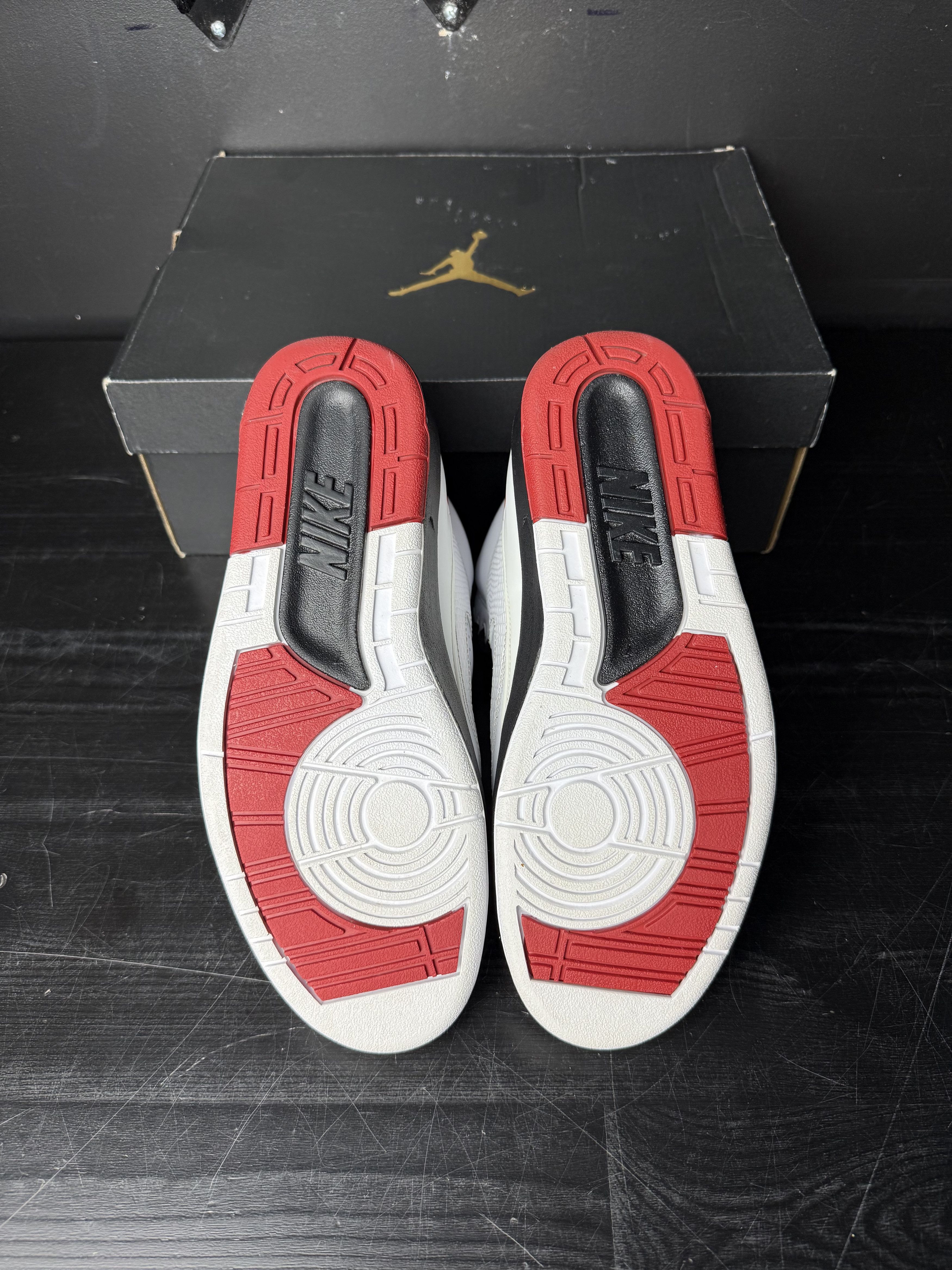 Jordan Brand Air Jordan 2 Retro OG "Chicago" (2022) (GS) **PRE-OWNED** Size US 7 / EU 40 - 4 Thumbnail