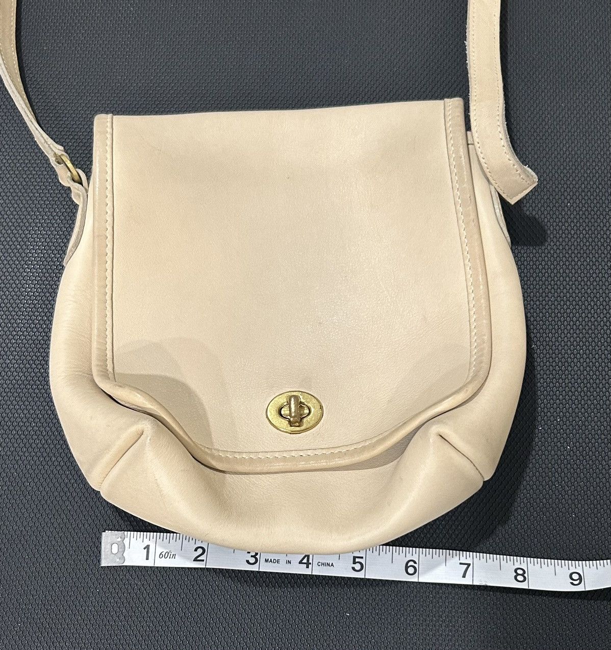 Coach Vtg coach leather lock bag cream rare y2k style ysl louis Size ONE SIZE - 9 Thumbnail