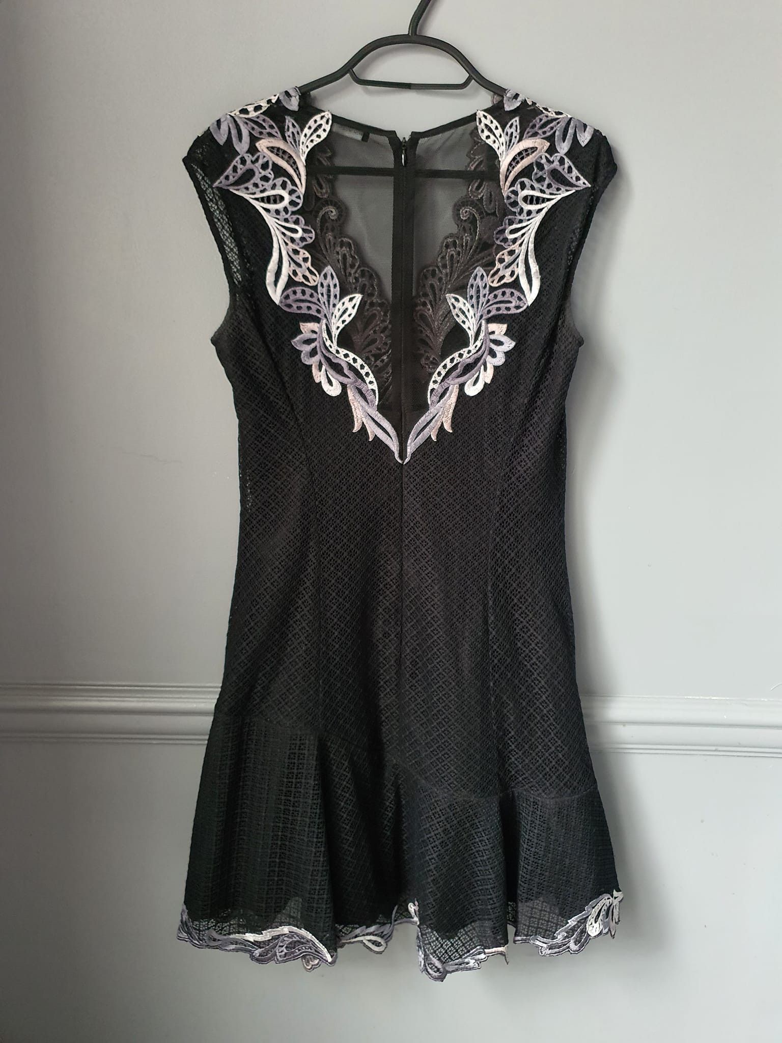 KAREN MILLEN Black embroidered cutwork dress - www.disolcolor.com