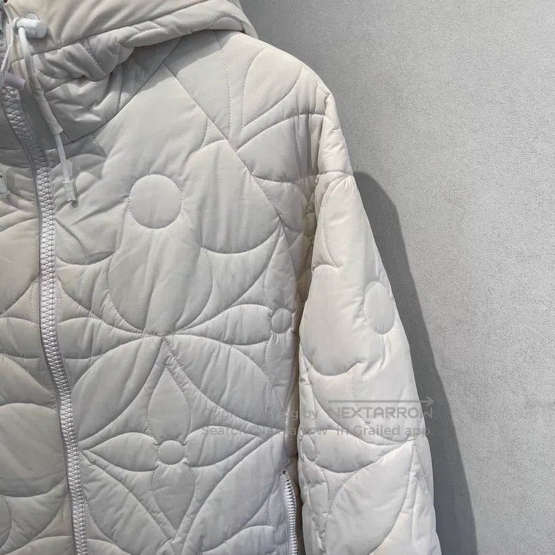 Louis Vuitton Louis Vuitton Three-flower embossed white hooded jacket Size US L / EU 52-54 / 3 - 6 Thumbnail
