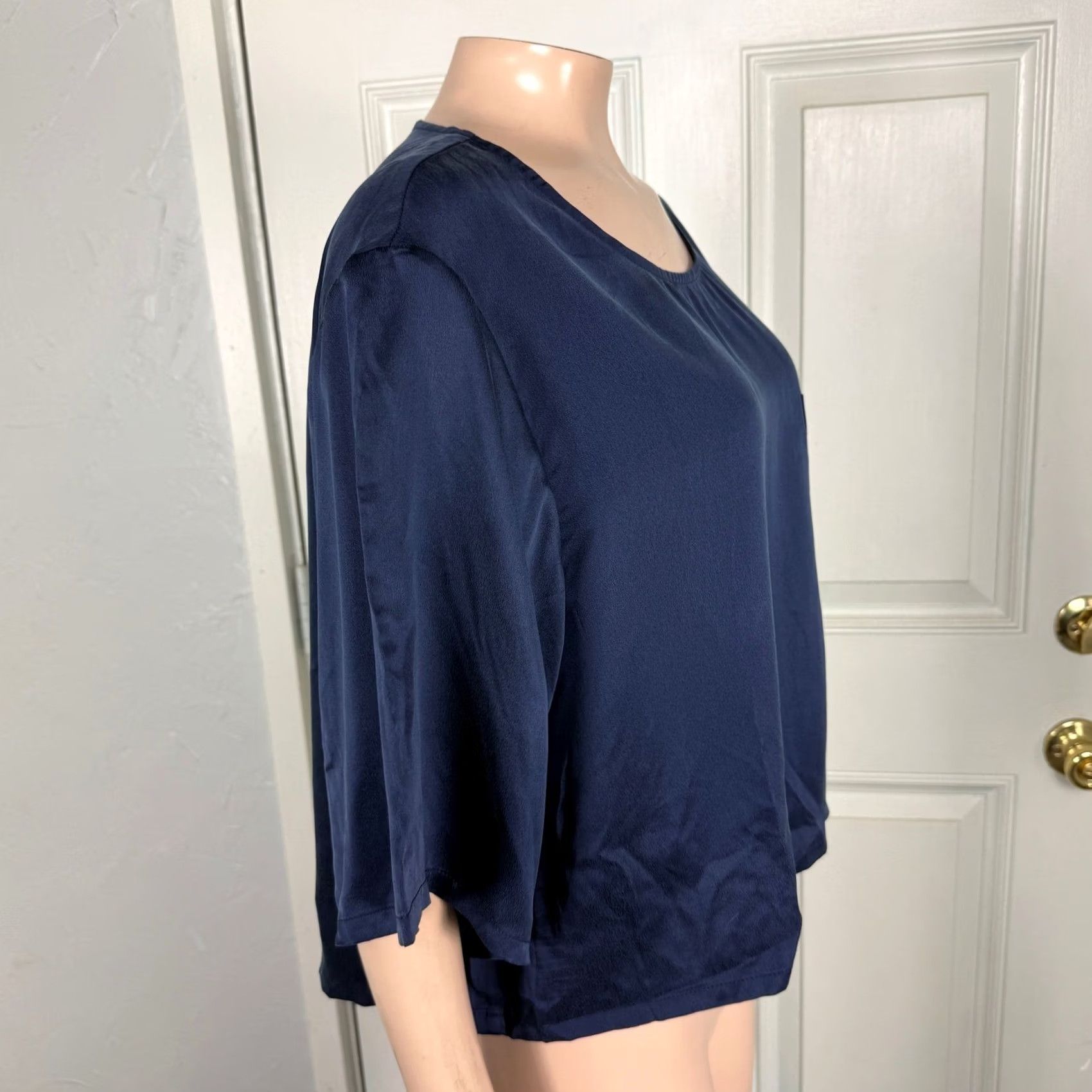 Lunya Lunya Women's Sleep Shirt XL Silk Pajama Top Navy Short Sleeve Collared Button Pocket Housewear Bedtime Blouse Womens XL Satin Size XL / US 12-14 / IT 48-50 - 4 Thumbnail