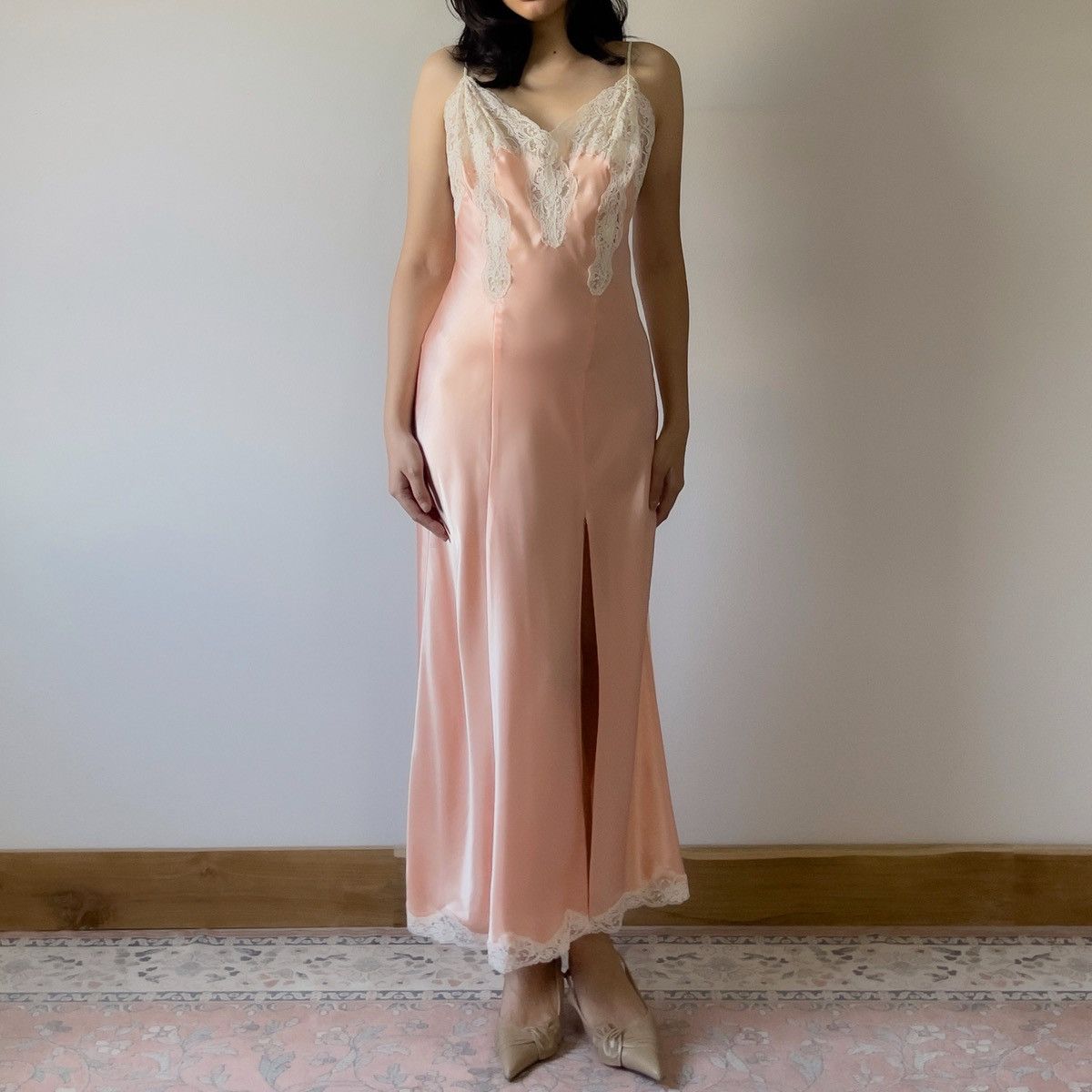 Victoria's Secret Victoria’s Secret 1990s Peach Satin & Lace Slip Gown (S–M) Size S / US 4 / IT 40 - 4 Thumbnail
