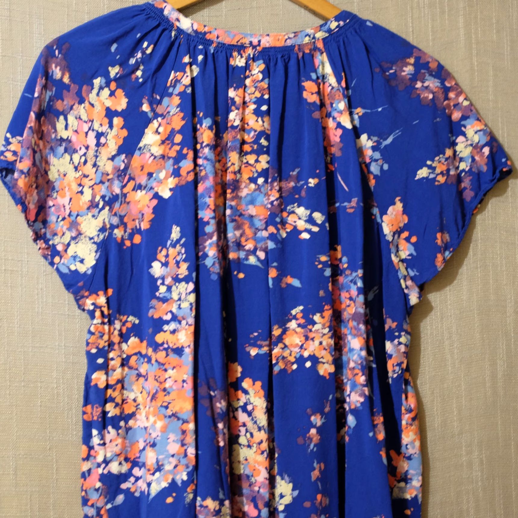 Vintage St. John's Bay Floral Short Sleeve Blouse Womens 2X Blue Lightweight Super Soft V-Neck Pullover Raglan Sleeve Rayon Casual Workwear"} Size XXL / US 16-18 / IT 52-54 - 6 Thumbnail