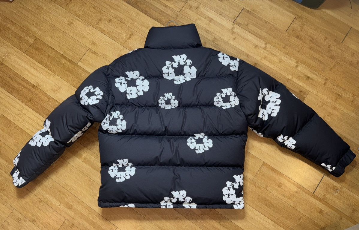 DENIM TEARS Denim Tears Cotton Wreath Puffer Jacket Black - Size Large Size US L / EU 52-54 / 3 - 10 Thumbnail