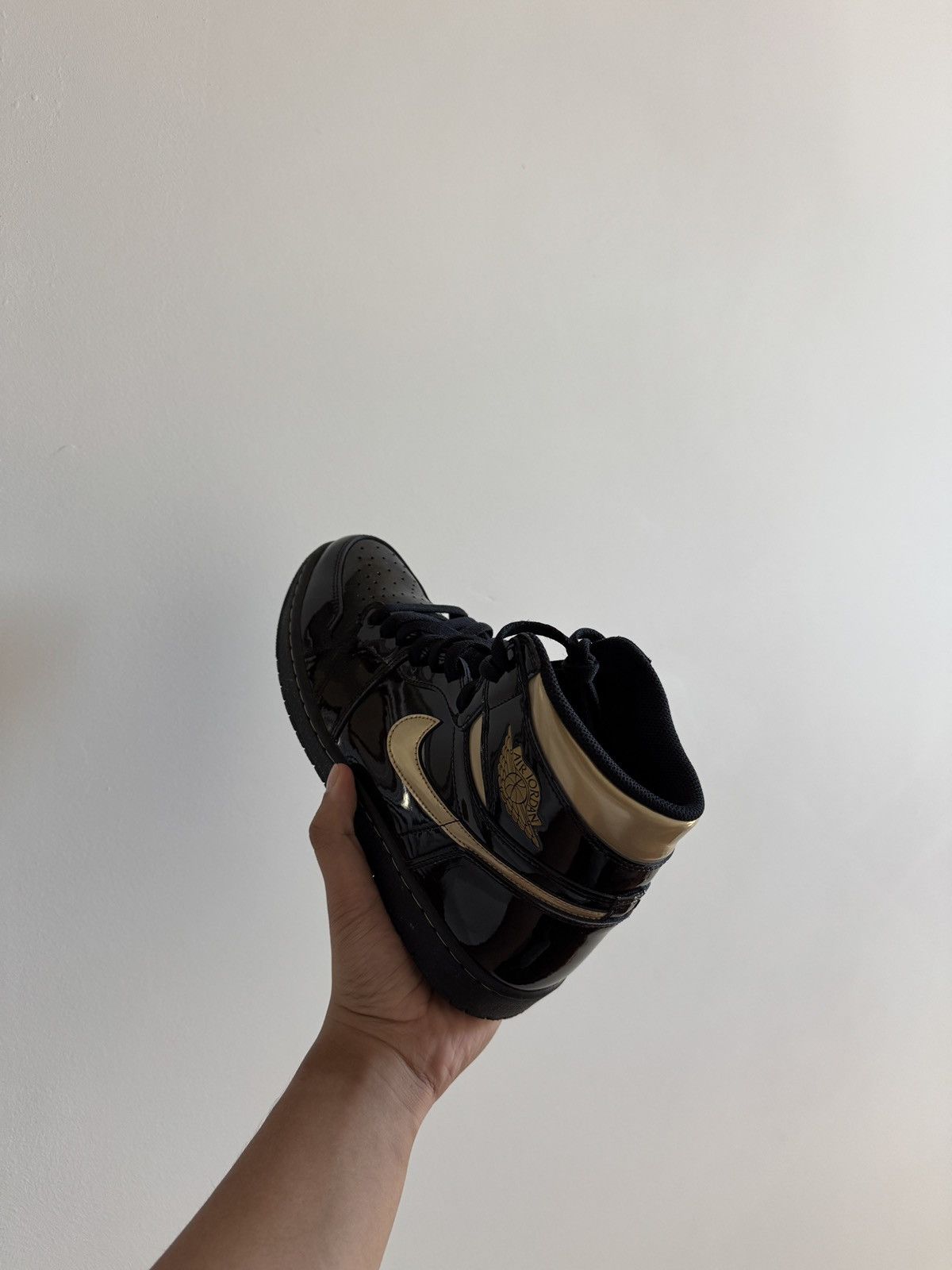 Jordan Brand × Nike Air Jordan 1 Retro High OG ‘Black Metallic Gold’ Size US 12 / EU 45 - 2 Thumbnail
