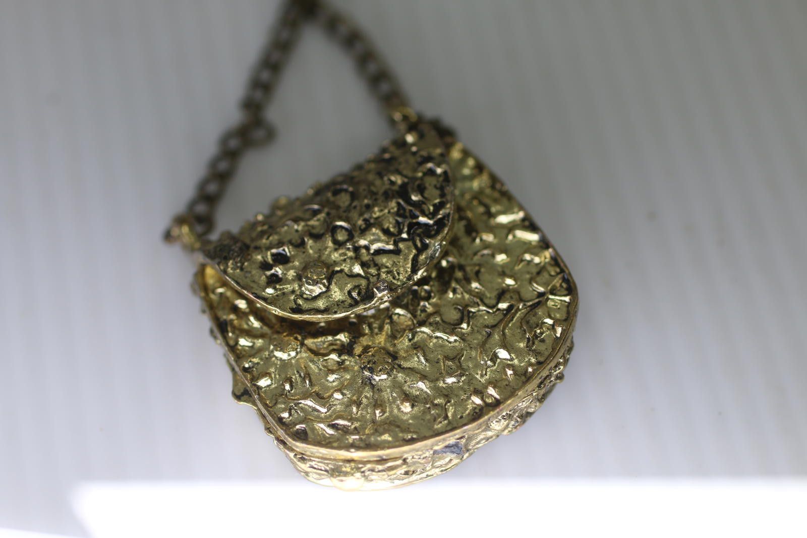 Unknown London Vintage Gold Tone Mini Purse Locket Pendant Necklace Floral Size ONE SIZE - 2 Thumbnail