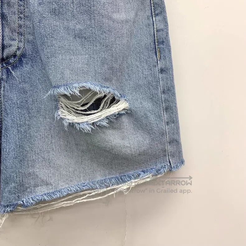 Gucci Gucci Blue leather logo hole denim shorts Size 24" / US 00 / IT 34 - 4 Thumbnail