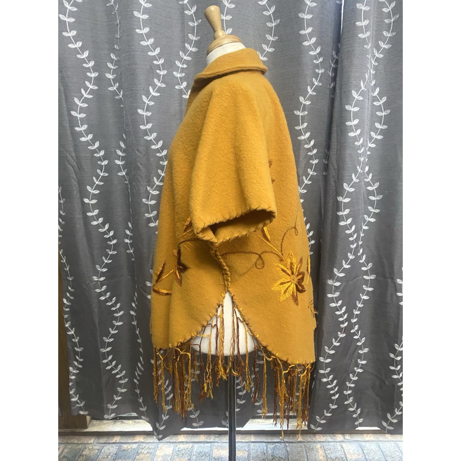Vintage VINTAGE 60s Fringe Embroidered Wool Poncho Cape Yellow Women's OSFM Boho Flowers 1960s Clothing Womens Size ONE SIZE - 2 Thumbnail