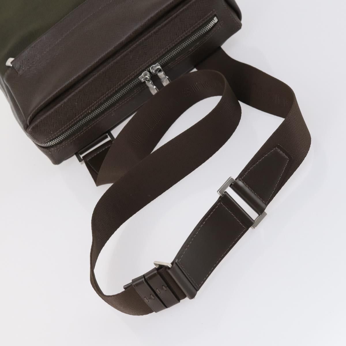 LOUIS VUITTON Taiga Beluga Shoulder Bag Grizzly M30918