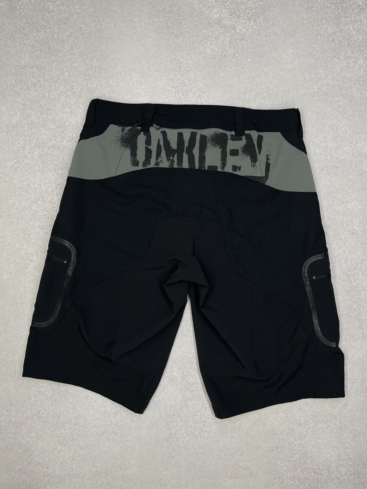 Oakley Vintage Oakley Trail Black Cargo Shorts Big Logo Size US 34 / EU 50 - 2 Thumbnail