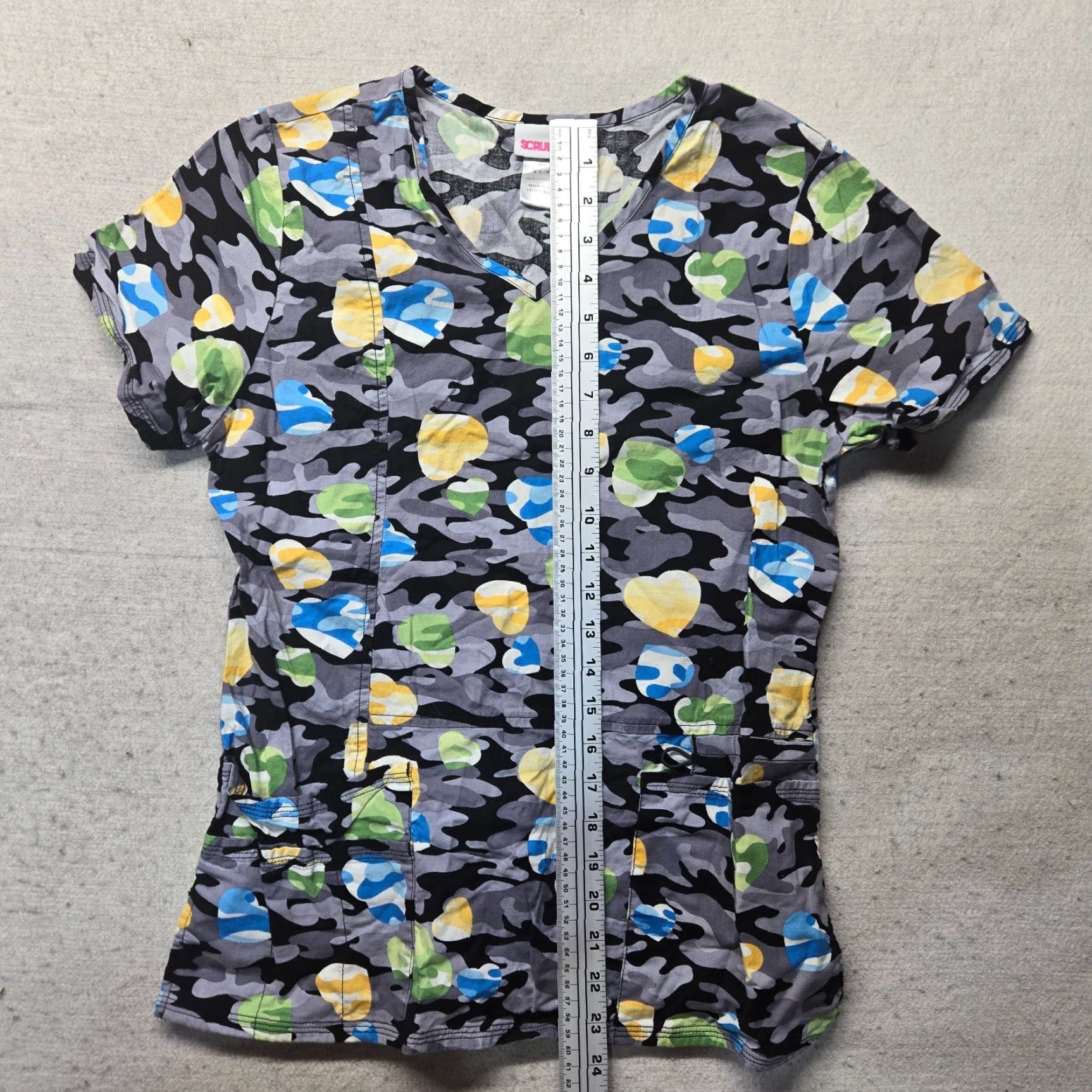 Vintage ScrubStar Scrubs Shirt Crew Neck Stretch Hearts Gray Camo Short Sleeve XS Shirt Women XS Gray Camouflage Pattern Medical Size US XS / EU 42 / 0 - 5 Thumbnail