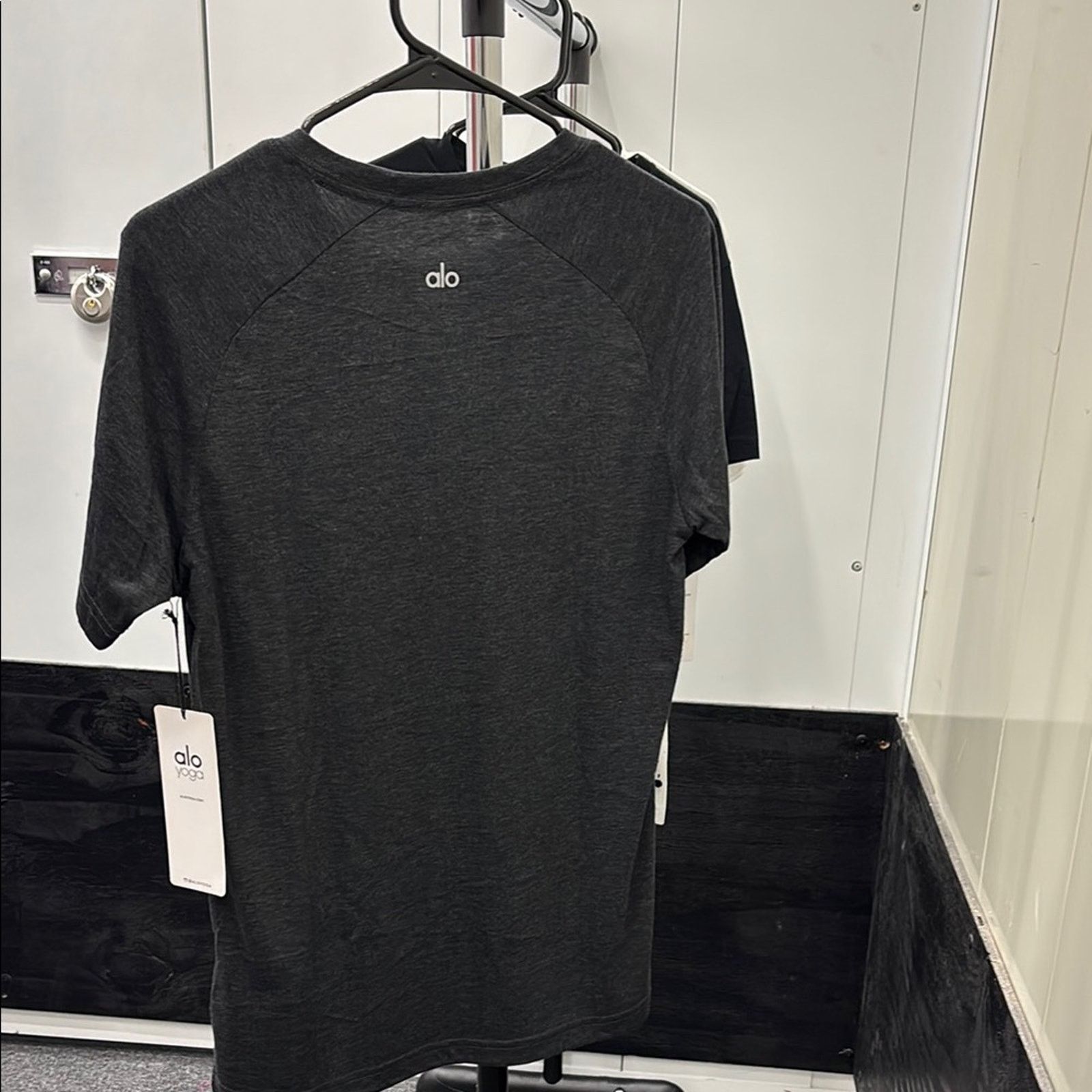 Alo Yoga NWT ALO Yoga Gray Short Sleeve Tee Size S Size US S / EU 44-46 / 1 - 6 Thumbnail