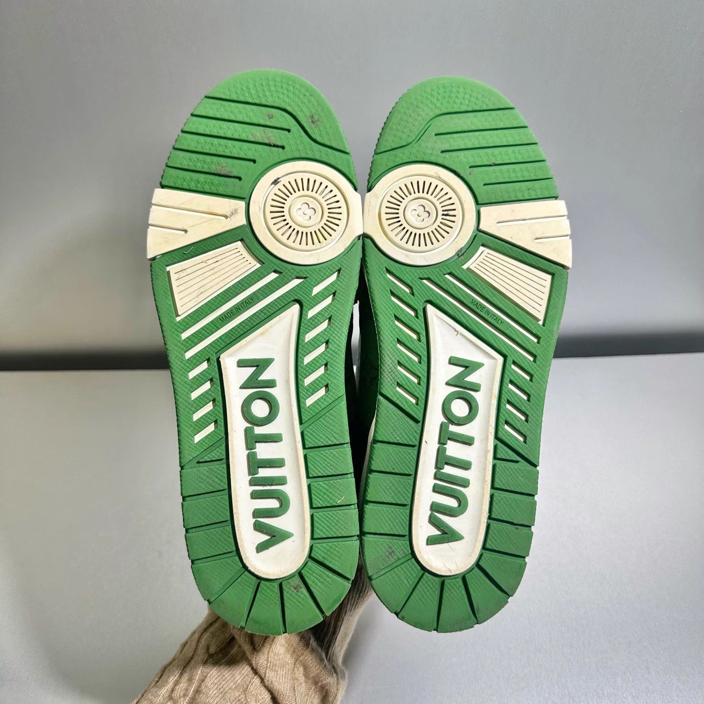 Louis Vuitton Louis Vuitton Trainer White Green 6/40 Worn once Size US 7 / EU 40 - 7 Thumbnail