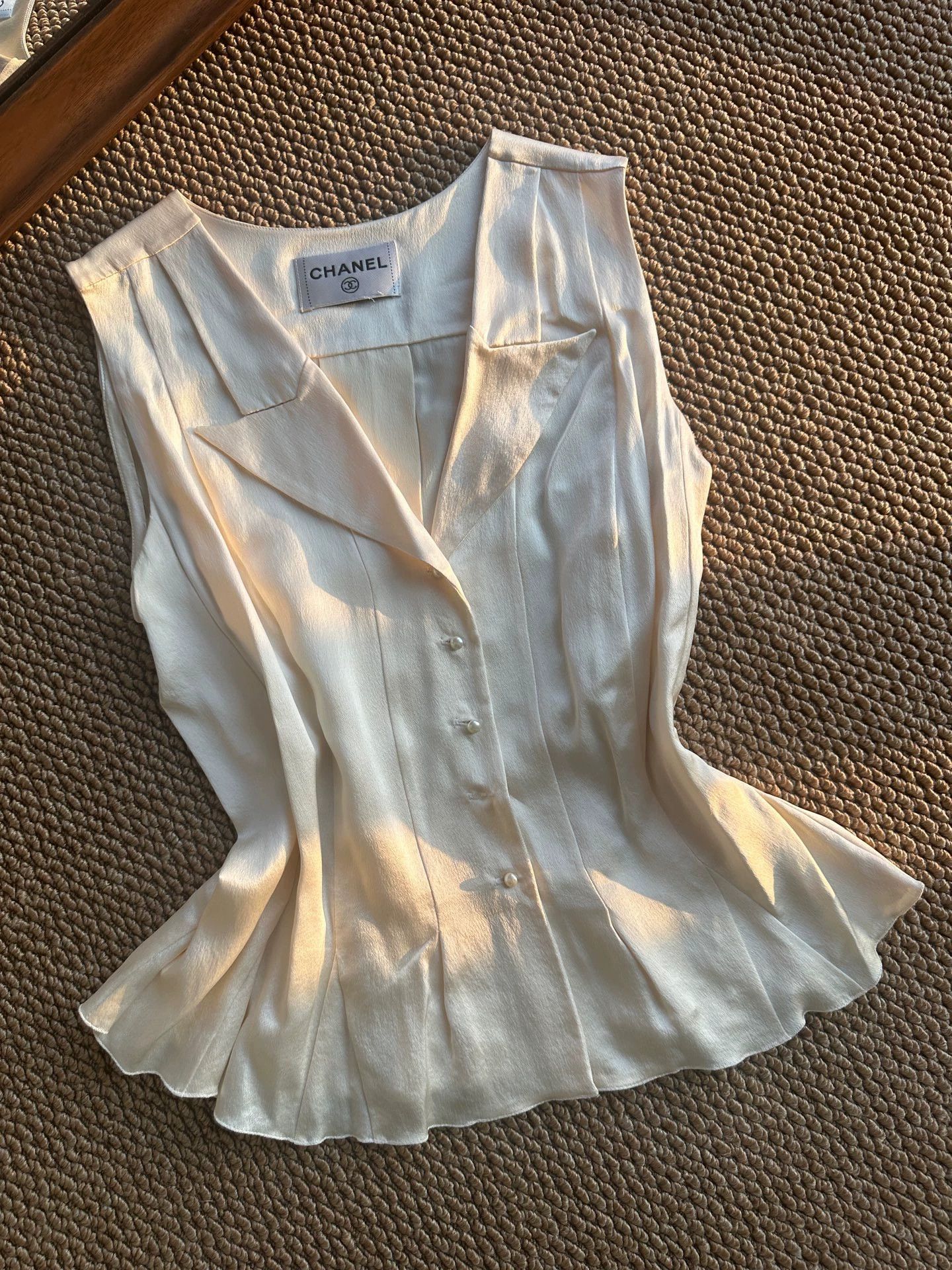 Chanel CHANEL Court V-neck slim sleeveless beige satin pearl top Size M / US 6-8 / IT 42-44 - 1 Thumbnail