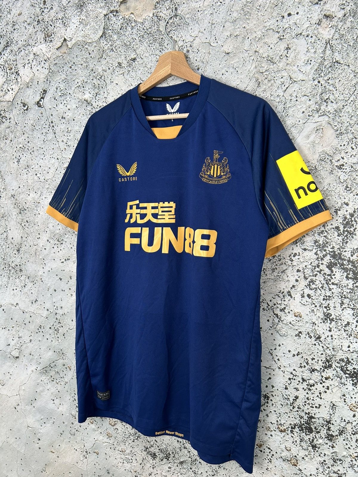 Castore Newcastle United Isak Soccer Jersey Castore Football Rare Size US L / EU 52-54 / 3 - 3 Thumbnail