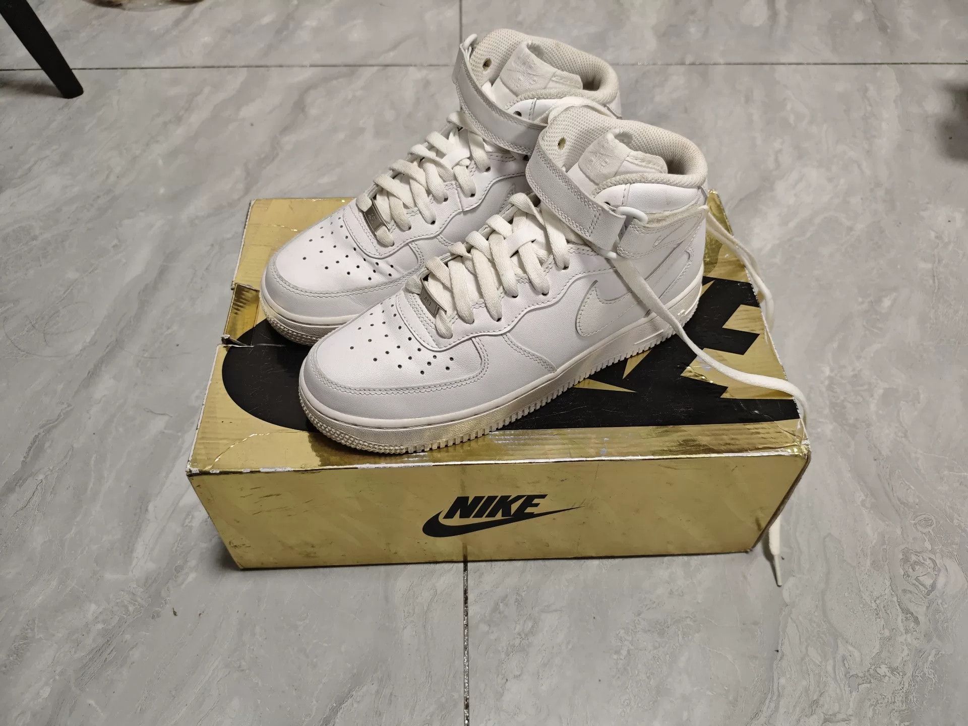 Nike Nike White Lowtop Sneakers 7 Men Size US 7 / EU 40 - 1 Thumbnail