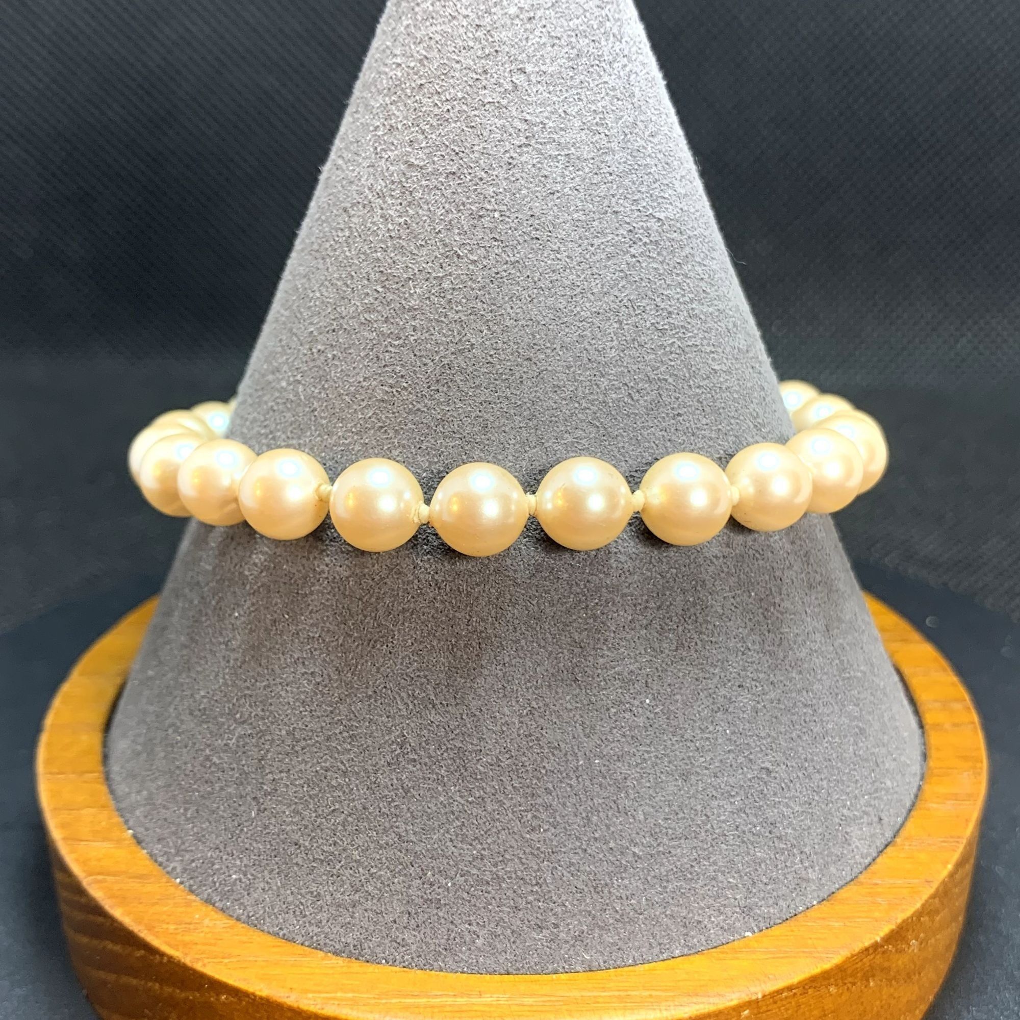 Other VTG Monet Faux Pearl 6.75mm Width Box Catch Bracelet Size 8' Size ONE SIZE - 1 Thumbnail