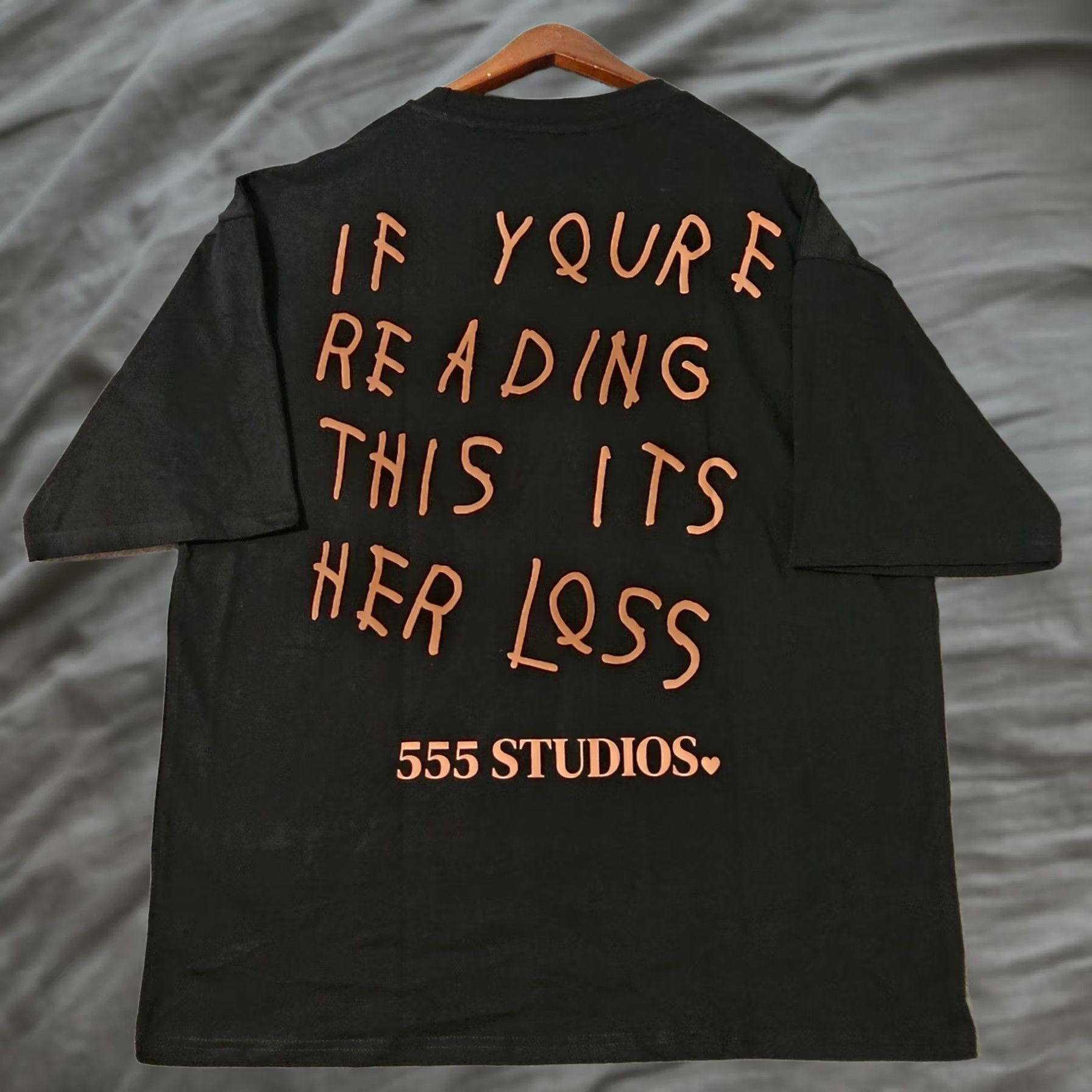 Vintage 555 Studios "Her Loss" Black Tee Drake Men's Short Sleeve Size Large Size US 33 - 1 Thumbnail
