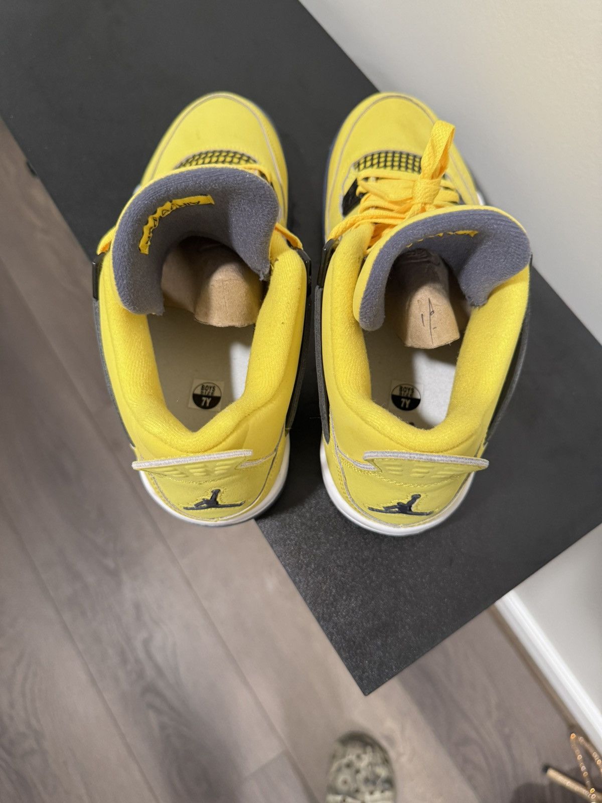 Jordan Brand × Nike Jordan 4 Retro Lightning 2021 (Gs) Size US 7 / EU 40 - 8 Thumbnail
