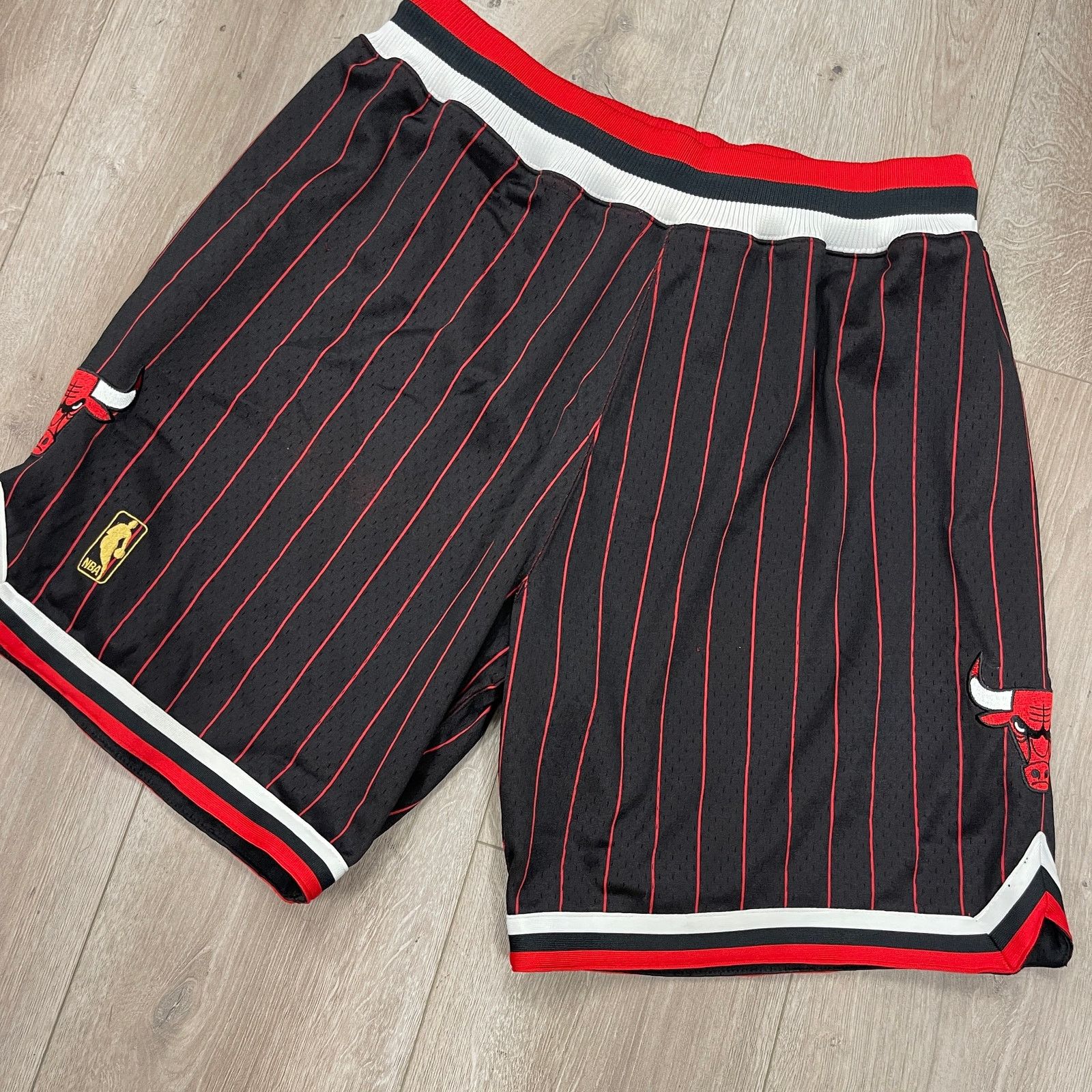 Mitchell & Ness Mitchell & Ness Chicago Bulls 1996-97 black shorts Large L Size US 30 / EU 46 - 2 Thumbnail