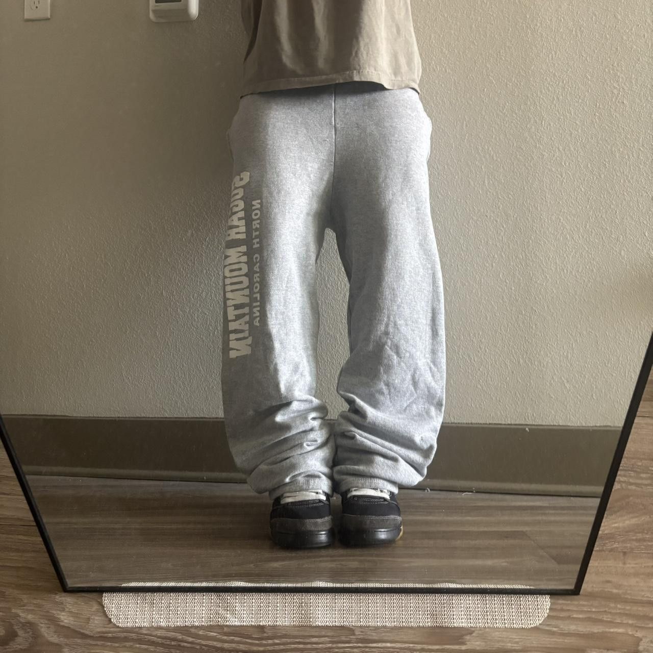 Vintage Crazy Vintage Y2K/2000s Baggy Light Grey Smokey Mountain Essential Sweatpants! Fits S Size US 28 / EU 44 - 1 Thumbnail