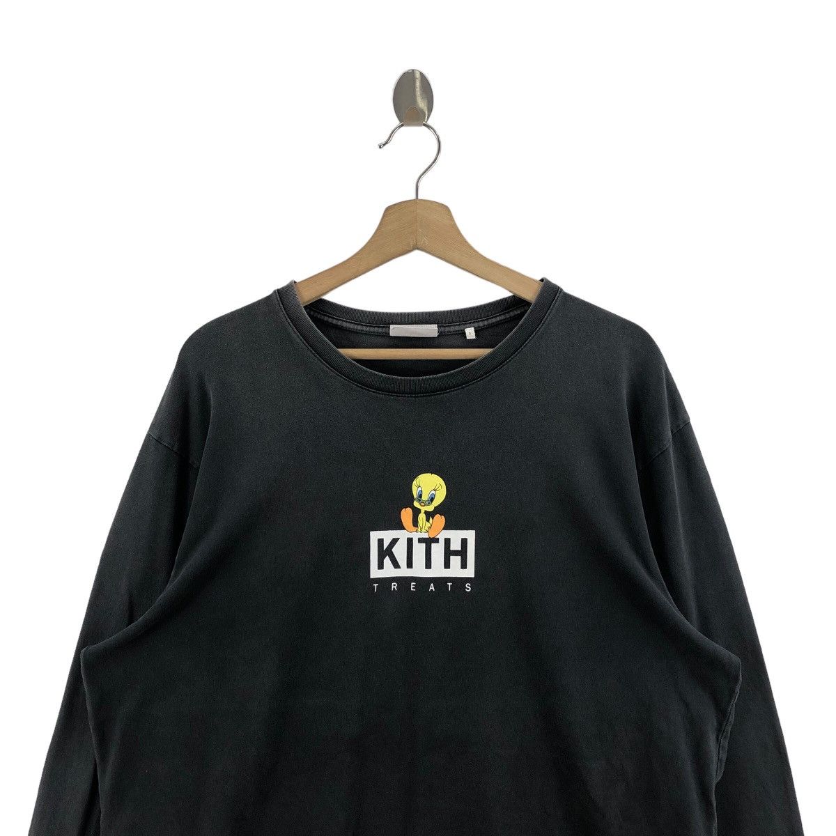 Japanese Brand × Kith Pick!! Vtg KITH x TWEETY Looney Tunes Faded Tshirt Size US L / EU 52-54 / 3 - 3 Thumbnail