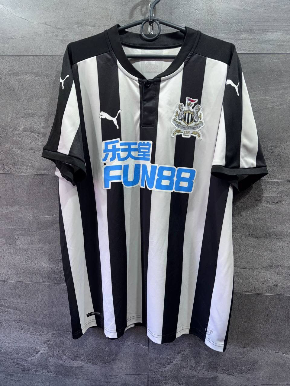 Puma Puma Newcastle United 2017-2018 Home Football Shirt Jersey Size US XL / EU 56 / 4 - 1 Thumbnail