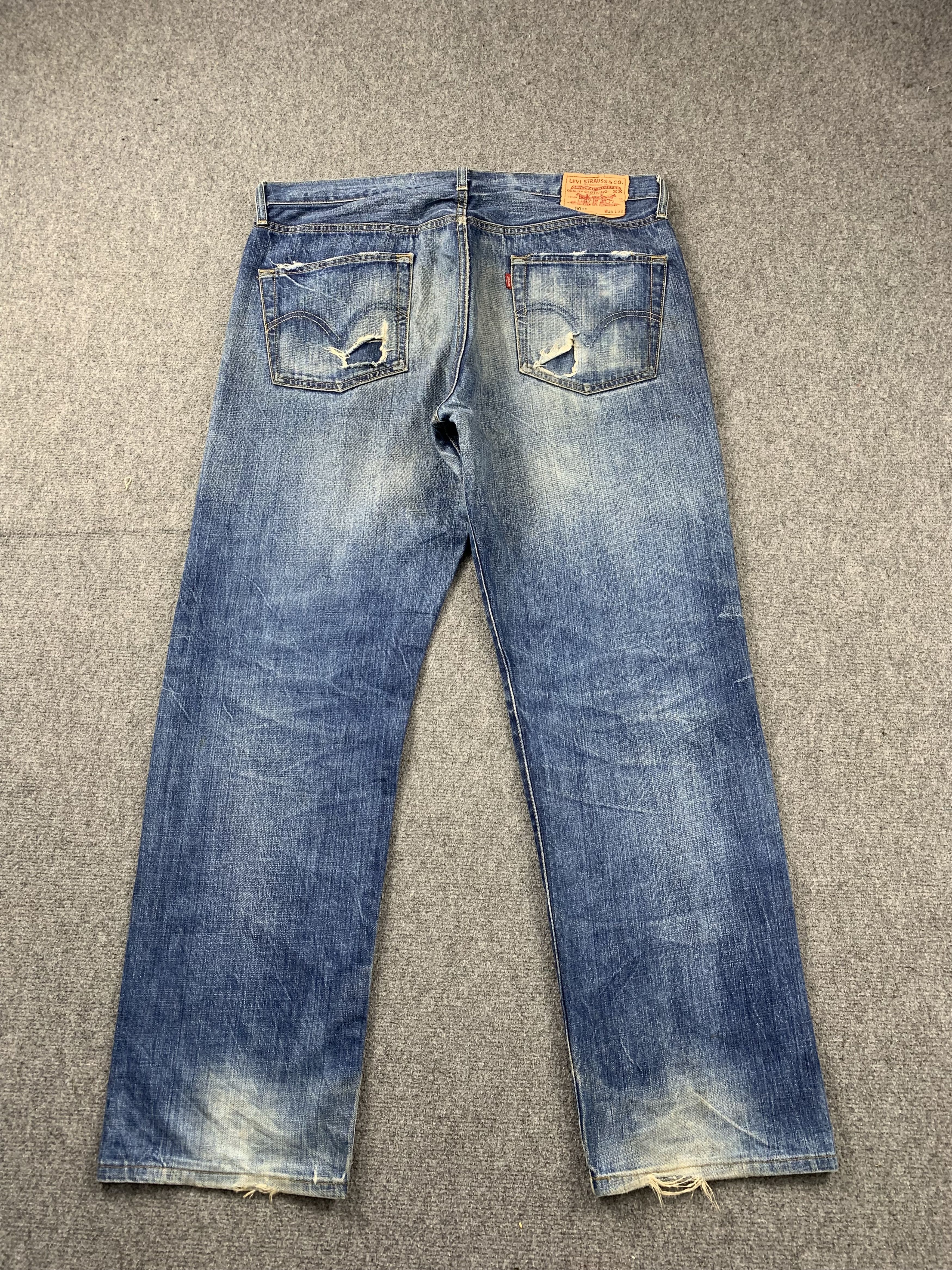 Vintage Distressed Levis 501 Faded Blue Jeans DP1975