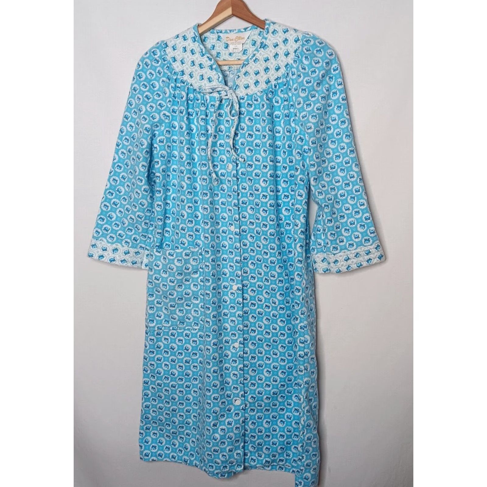 Vintage VINTAGE Dan-Ellen Gown Women's Small Blue Floral Flannel Snap Front Grannycore USA Made 39" Long Size ONE SIZE - 2 Thumbnail