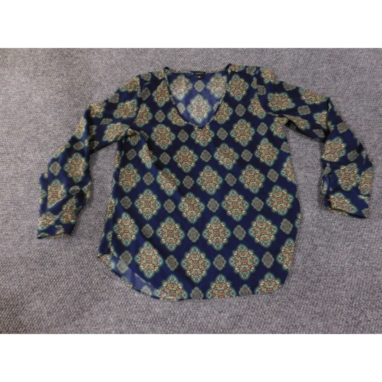 Ann Taylor Ann Taylor Blouse Womens Medium Navy Blue Medallion Print Long Sleeve V Neck Size M / US 6-8 / IT 42-44 - 2 Thumbnail