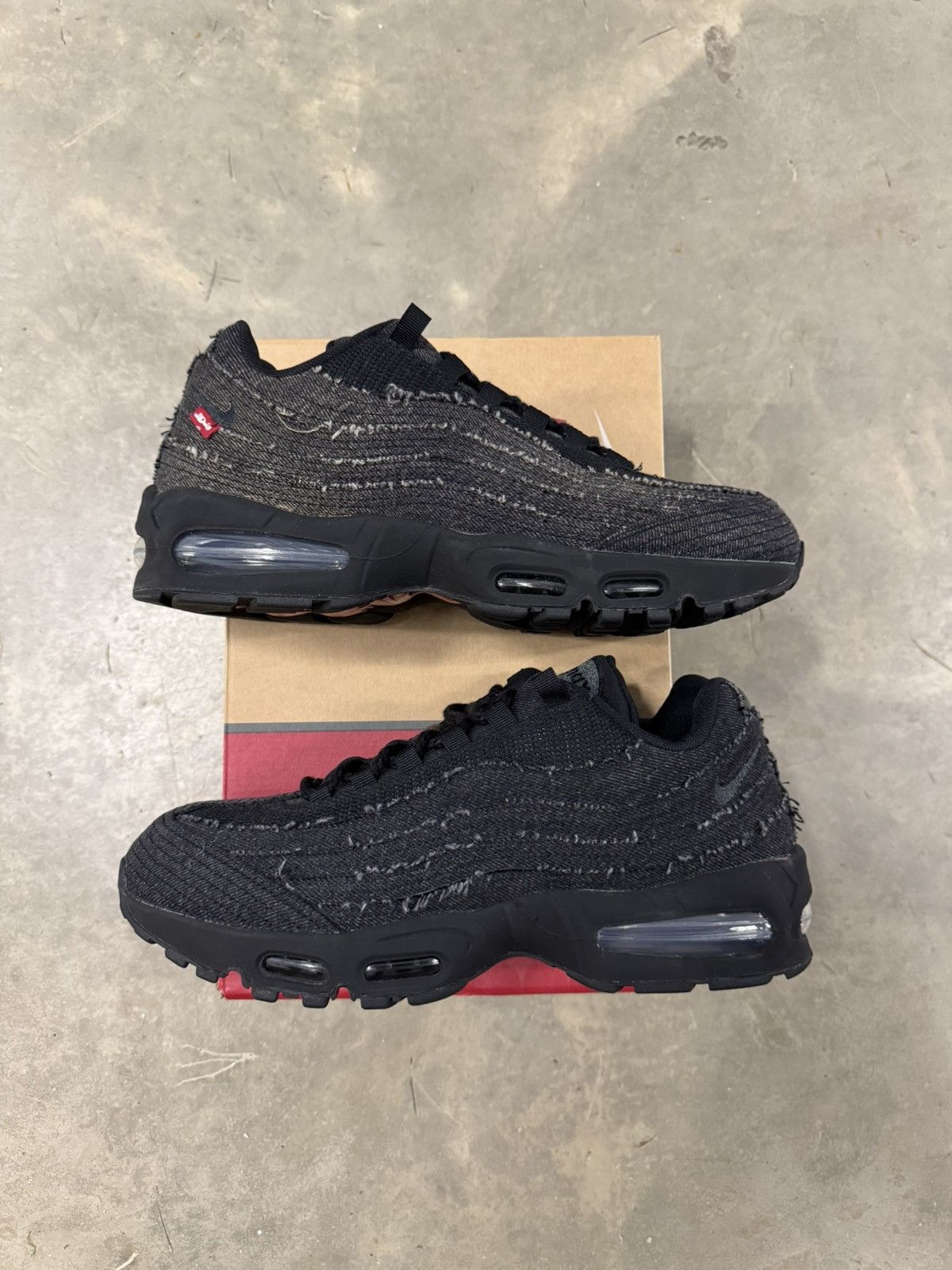 Levi's × Nike Nike Air Max 95 x Levi’s Black Size 11 Size US 11 / EU 44 - 2 Thumbnail
