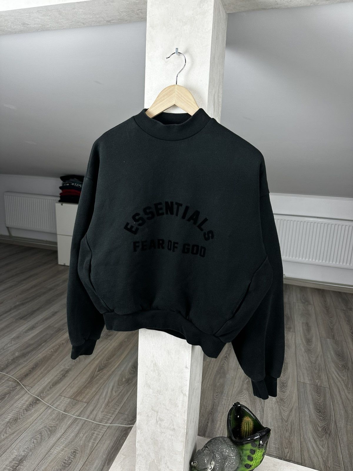 Fear of God Fear of God Essentials Big Logo Cropped Sweatshirt Size 12 Size M / US 6-8 / IT 42-44 - 1 Thumbnail