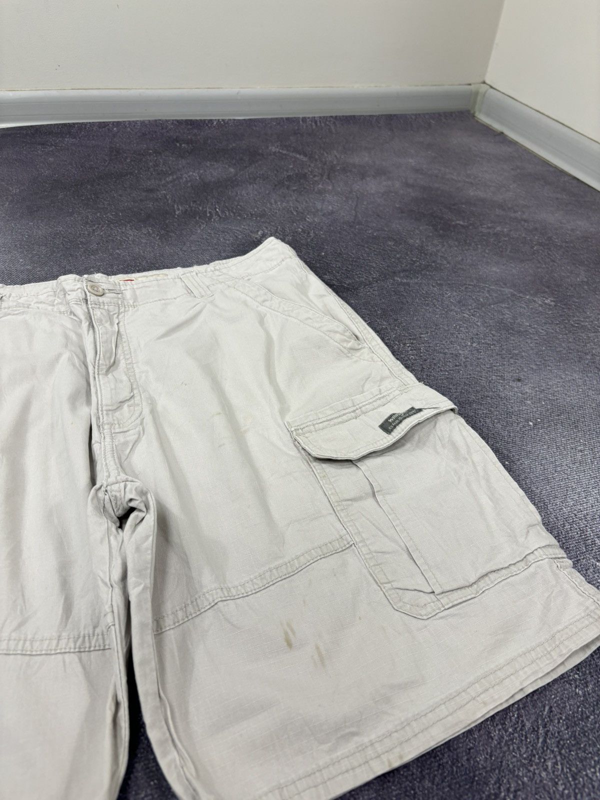 Wrangler Vintage Wrangler Relaxed Fit Hype Beige Utility Cargo Shorts Size US 38 / EU 54 - 4 Thumbnail
