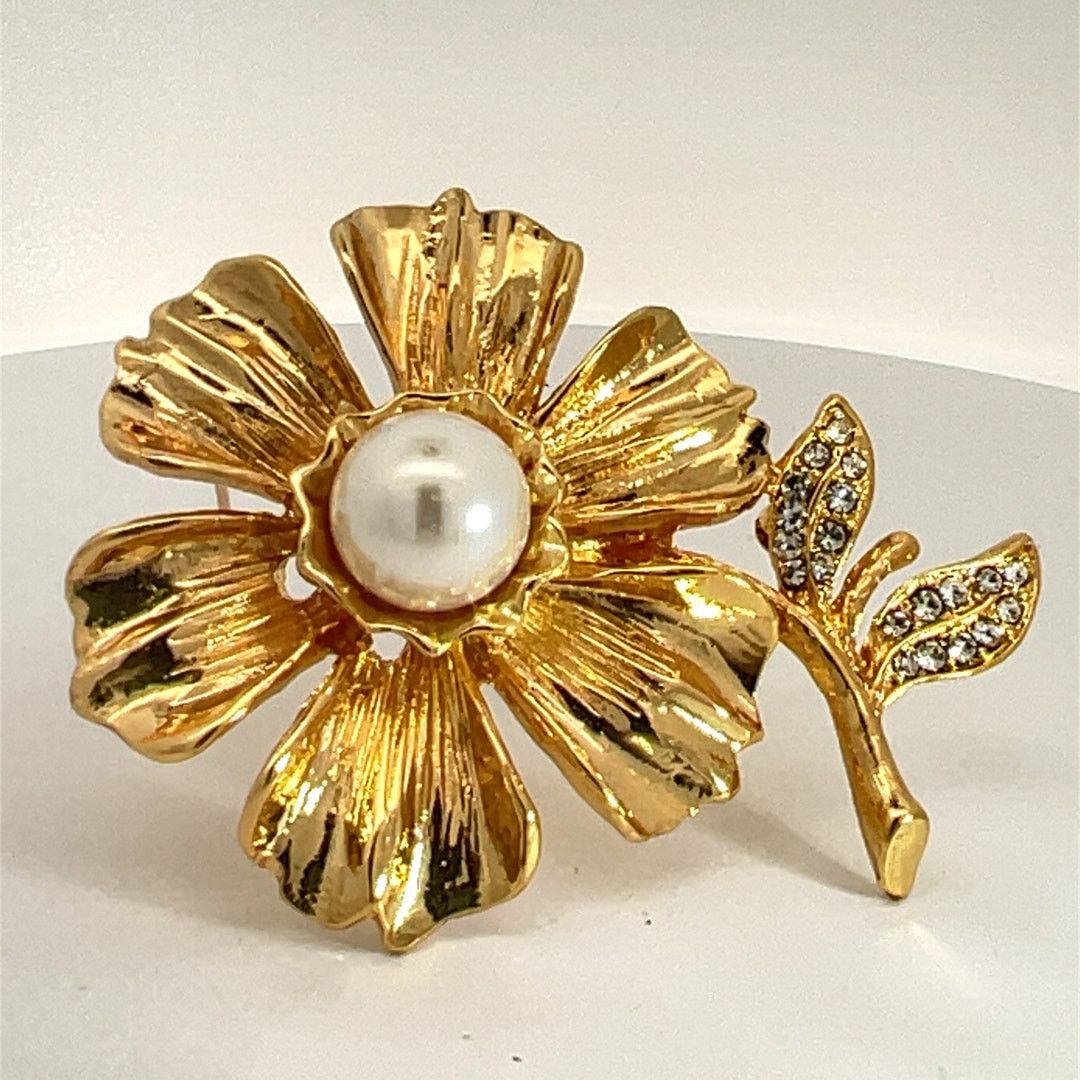 Kenneth Jay Lane KJL Kenneth Jay Lane Faux Pearl Rhinestone Flower Brooch Size ONE SIZE - 10 Thumbnail