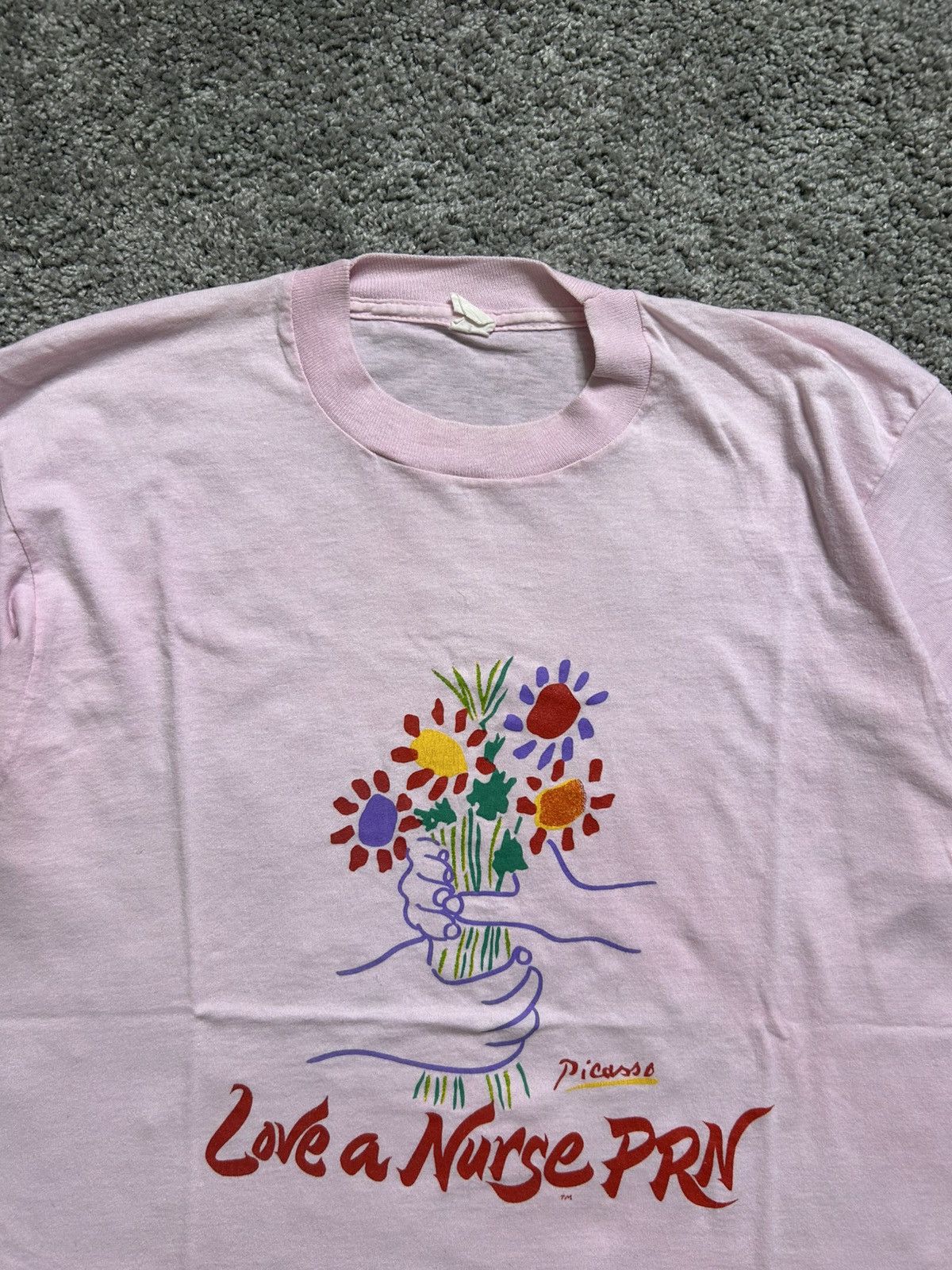 Vintage Vintage 90s Picasso Love a Nurse Pink Art Tee Flowers Single Size US L / EU 52-54 / 3 - 4 Thumbnail