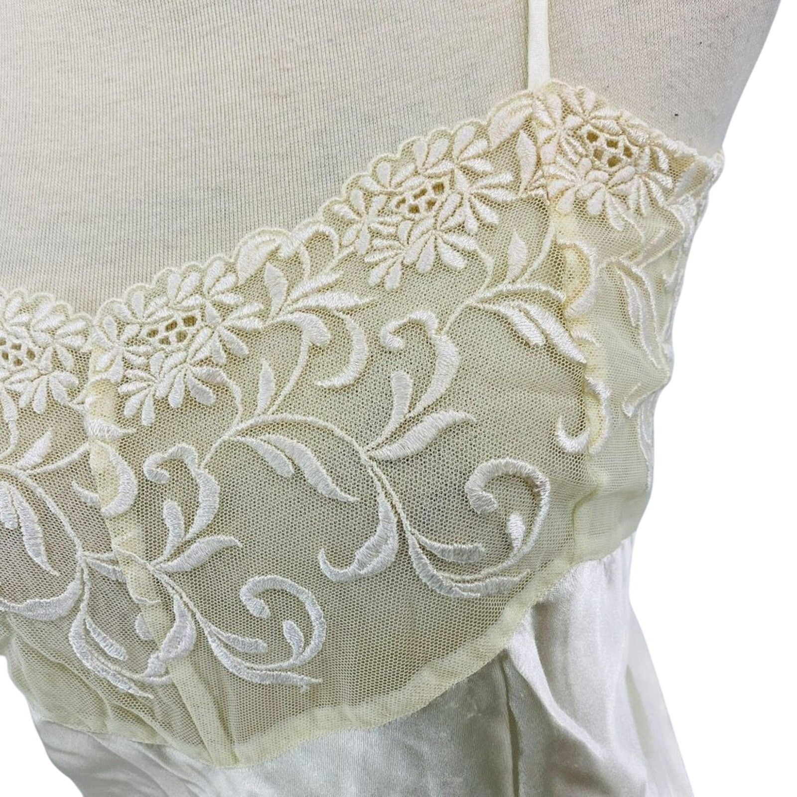 Vintage Vintage Woman Within Camisole Ivory Satin Lace Size 52 Size ONE SIZE - 2 Thumbnail