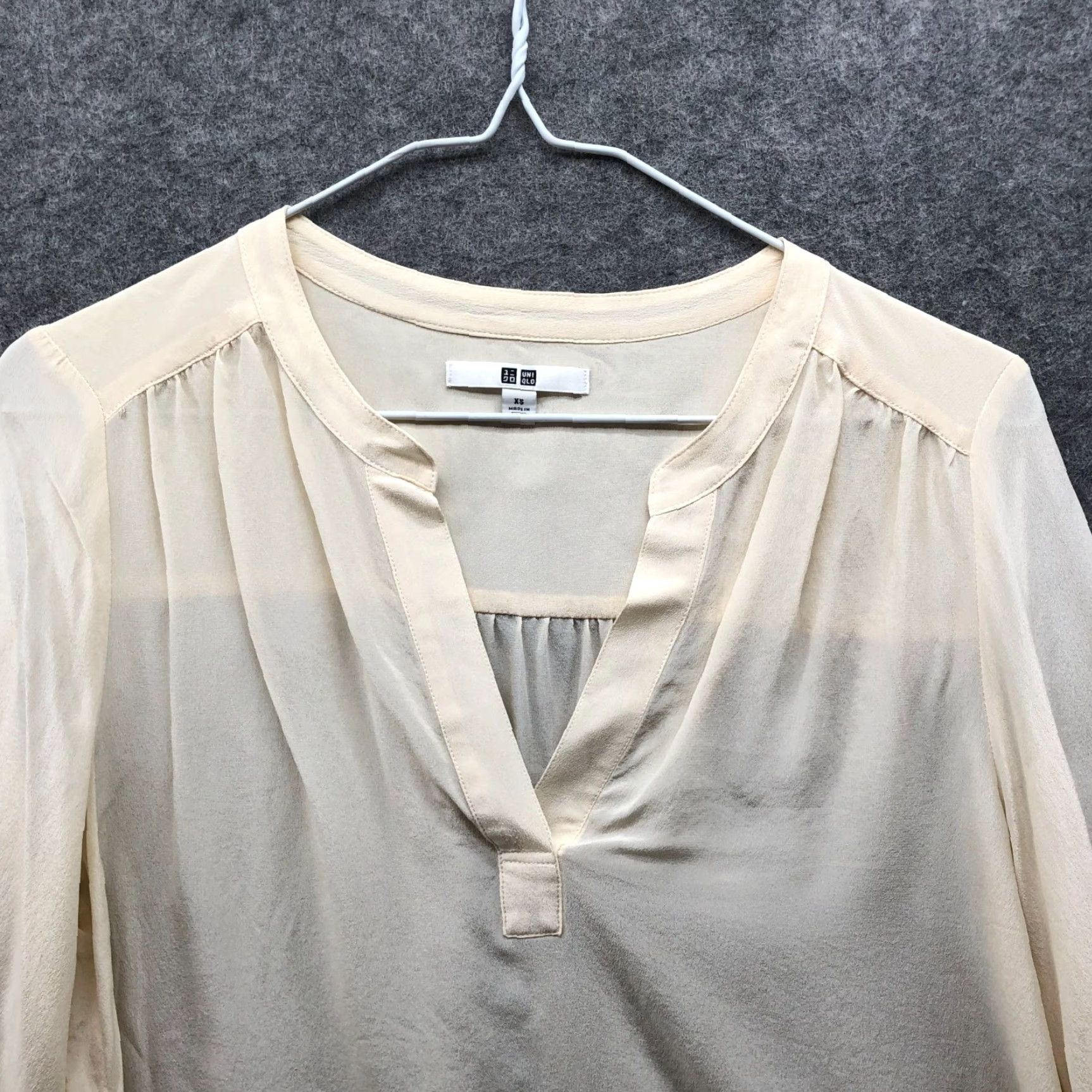 Uniqlo Uniqlo Blouse Women XS Ivory 3/4 Sleeve V-Neck Popover Lightweight Silky Casual Shirt Womens XS Size XS / US 0-2 / IT 36-38 - 6 Thumbnail