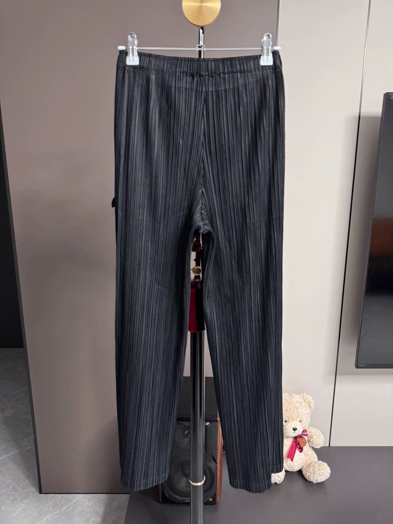 Issey Miyake Issey Miyake size:3 Black pleated straight-leg pants Size 22" - 2 Thumbnail